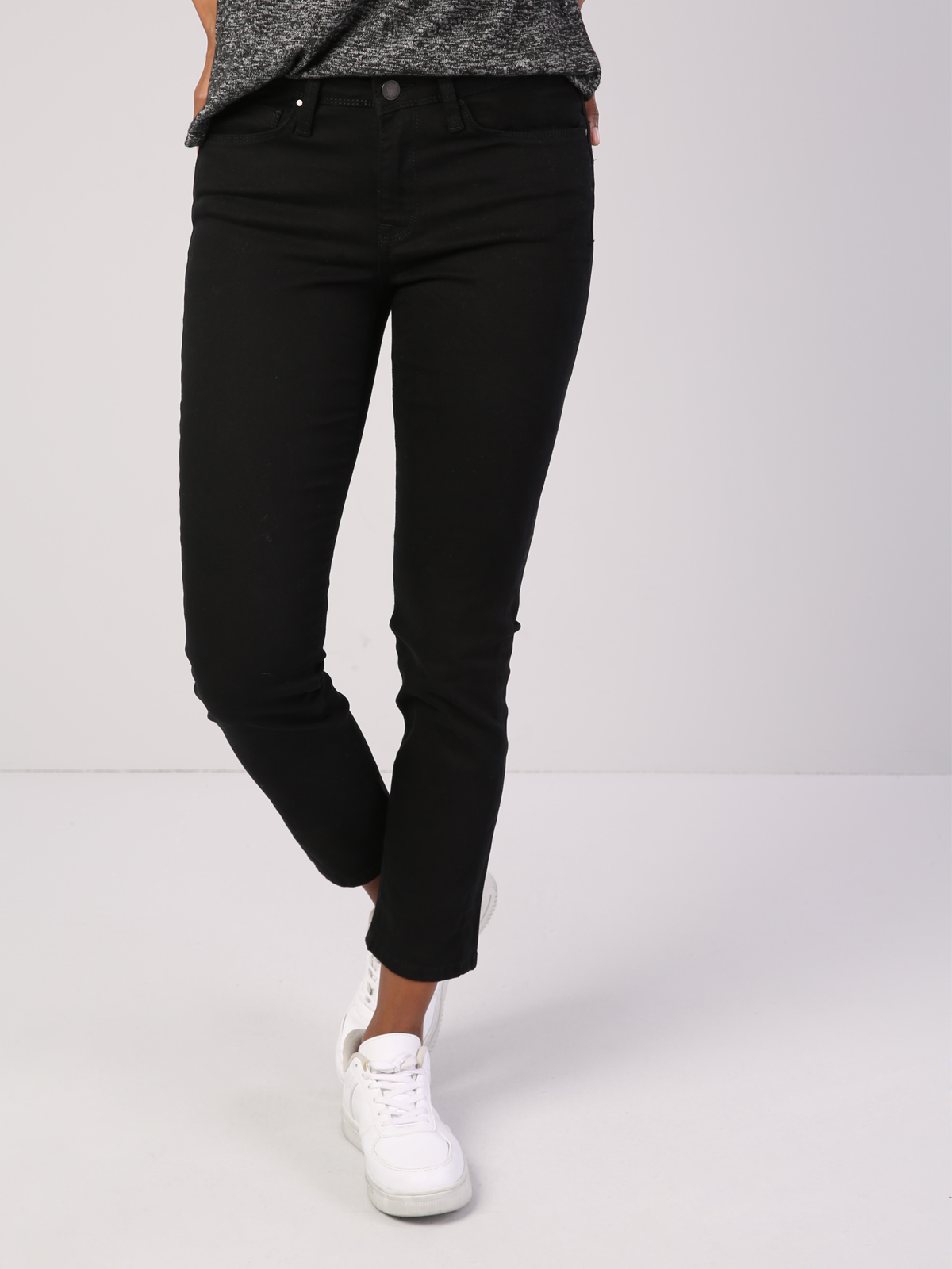 Colins Slim Fit Orta Bel Rahat Kesim Paça Kadın Siyah Pantolon. 1