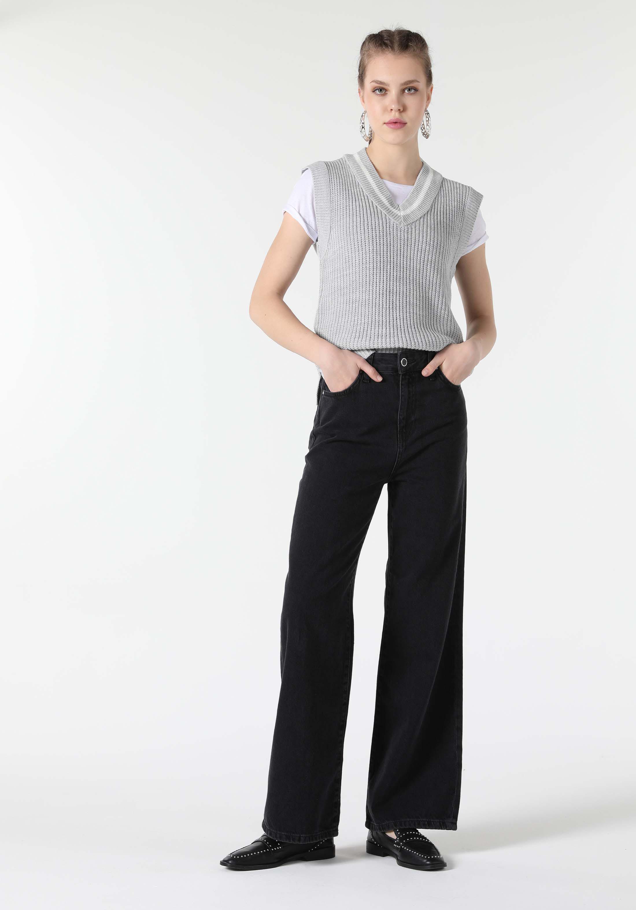 Regular Fit V Yaka Triko Gri Kadın Kazak