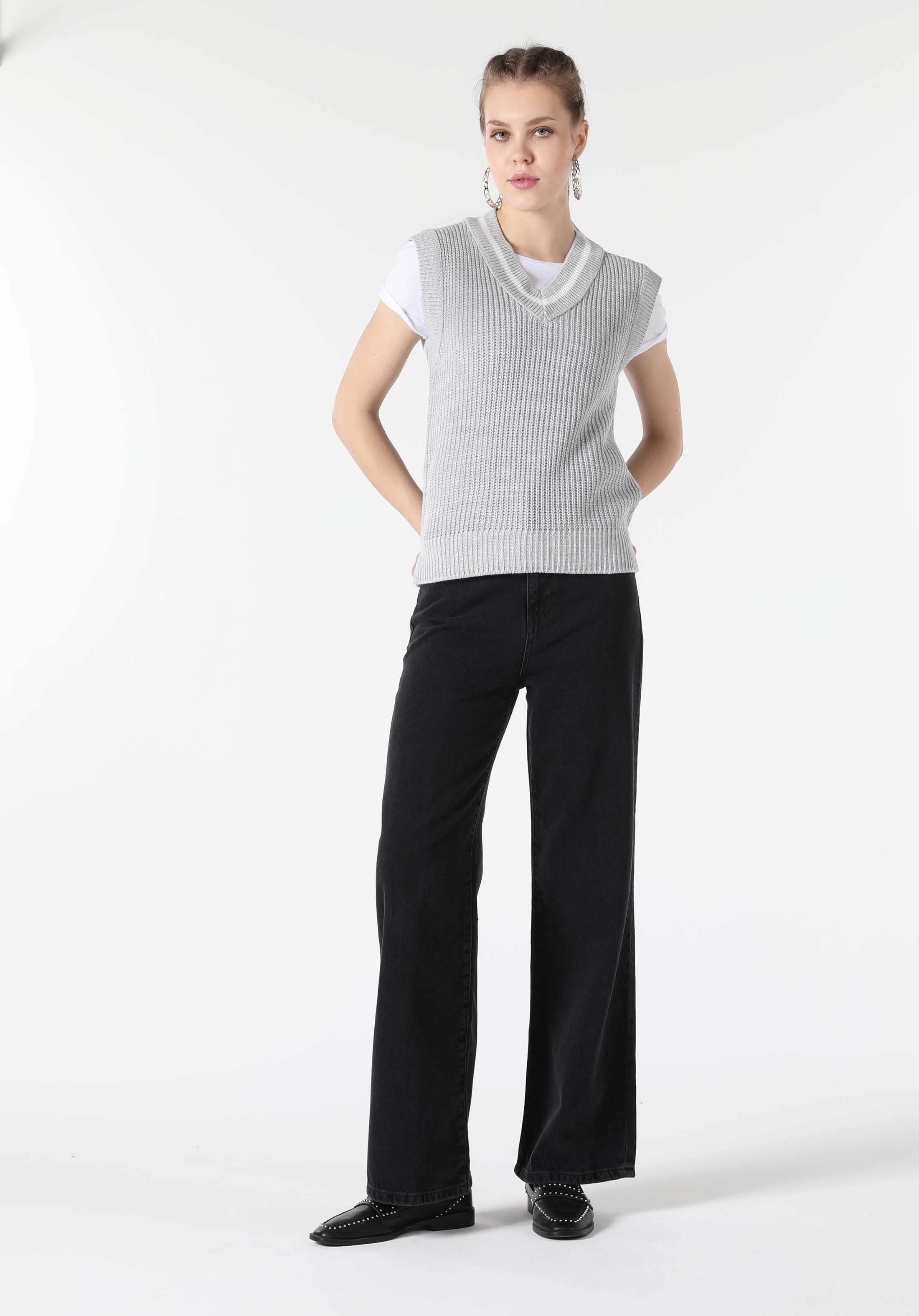Regular Fit V Yaka Triko Gri Kadın Kazak