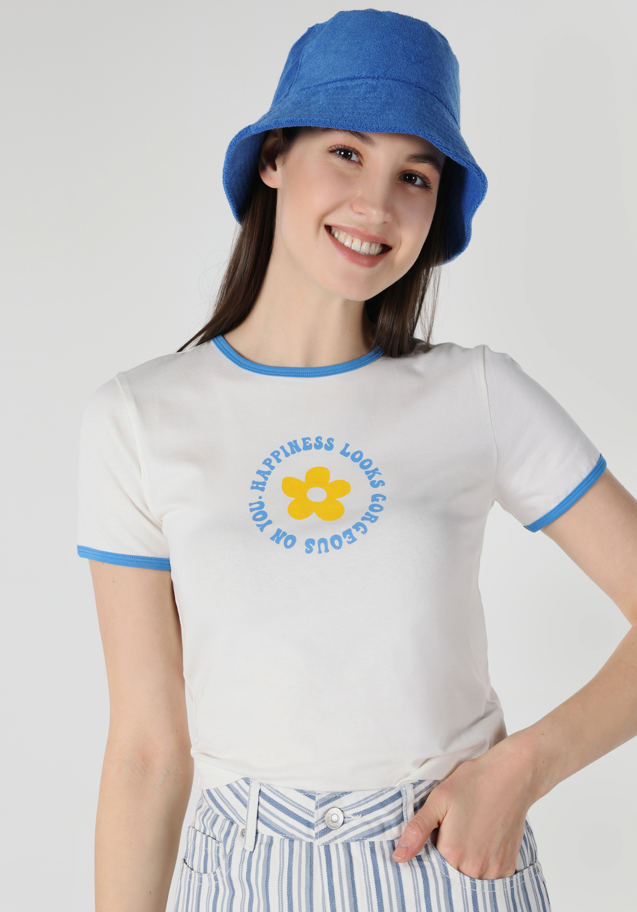 Slim Fit Yuvarlak Yaka  Kadın Beyaz Kısa Kol Tişört