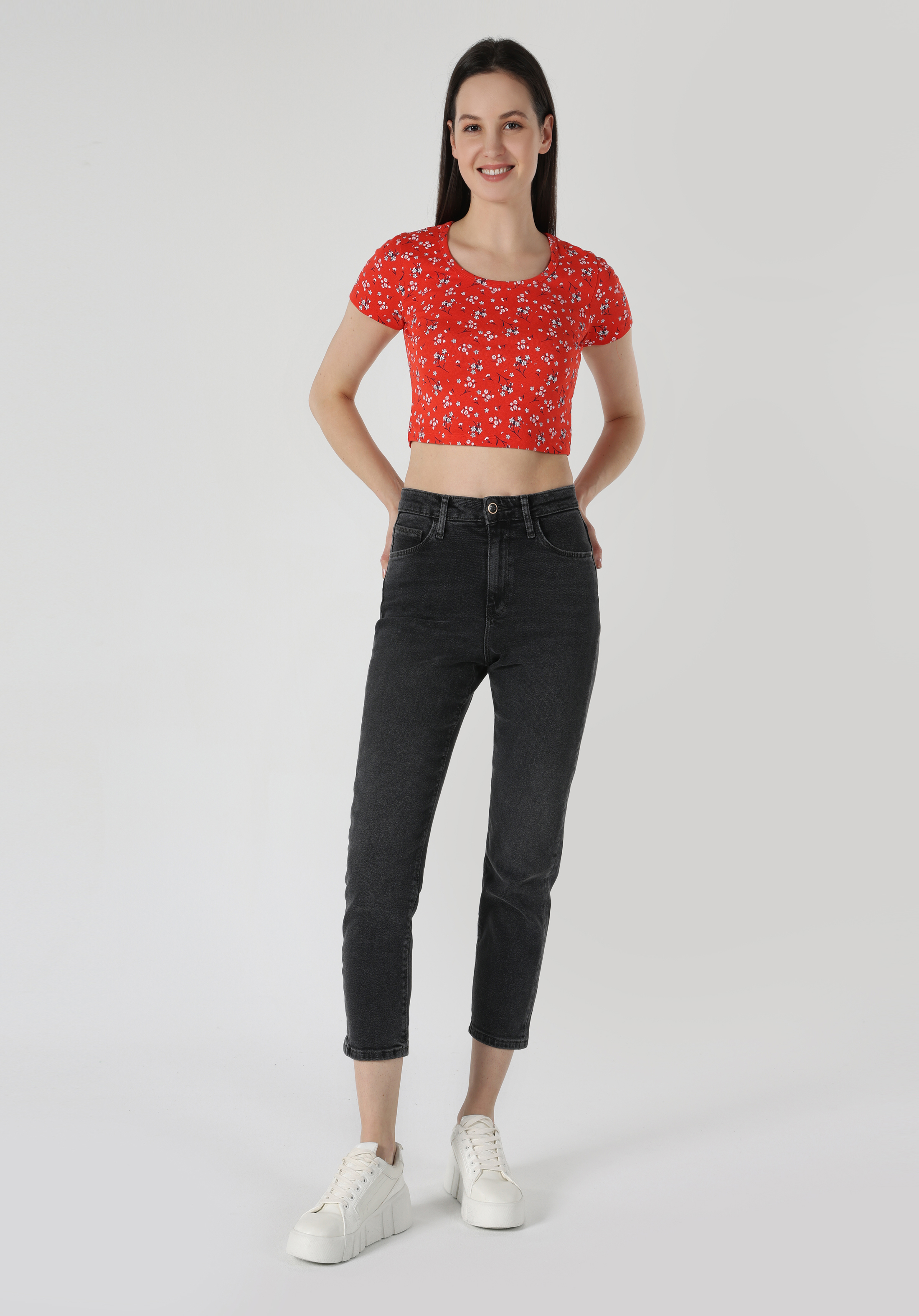 Slim Fit Yuvarlak Yaka Çiçekli Kadın Kirmizi Kısa Kol Tişört