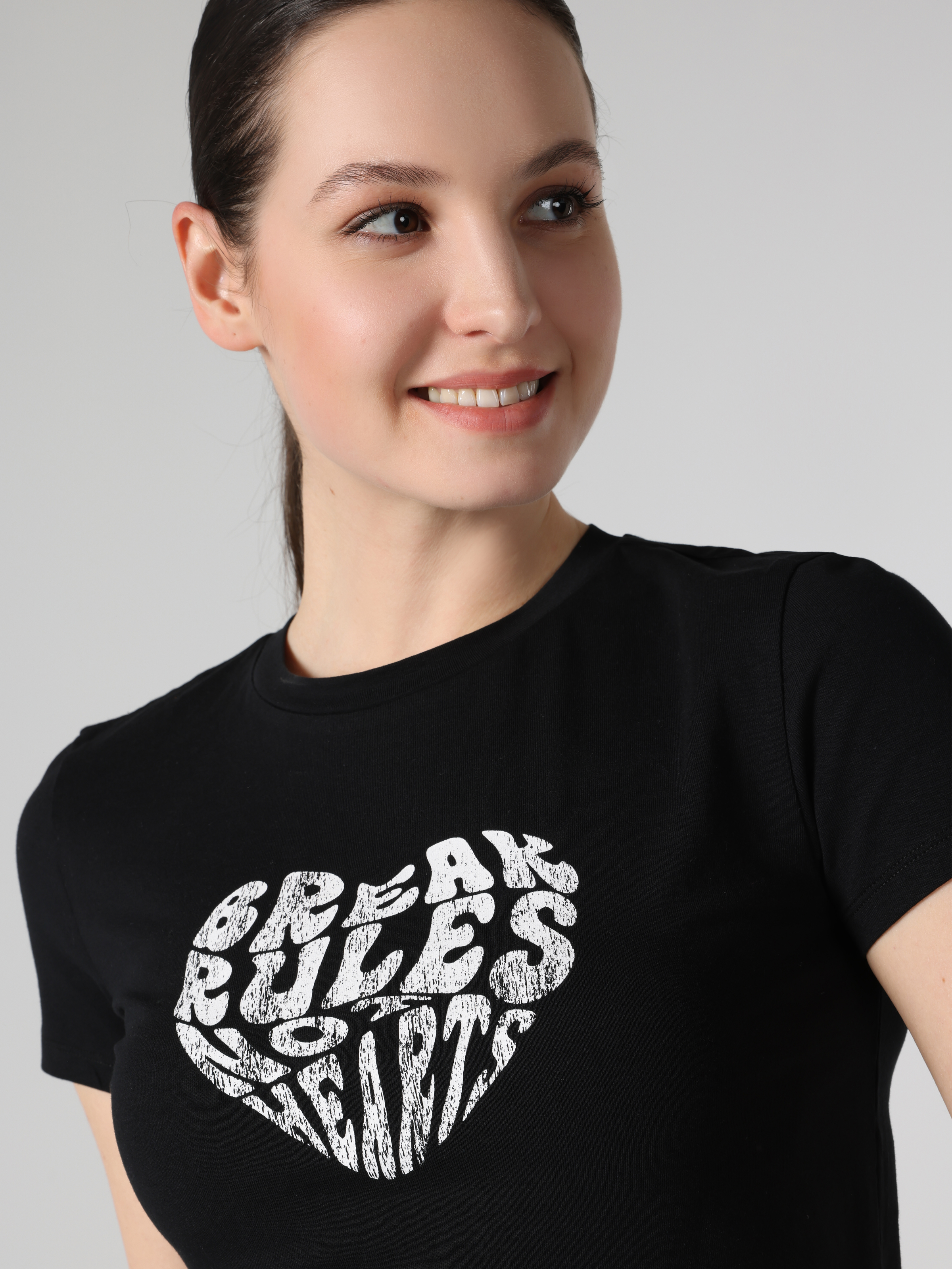 Slim Fit Yuvarlak Yaka Baskılı Kadın Siyah Kısa Kol Tişört