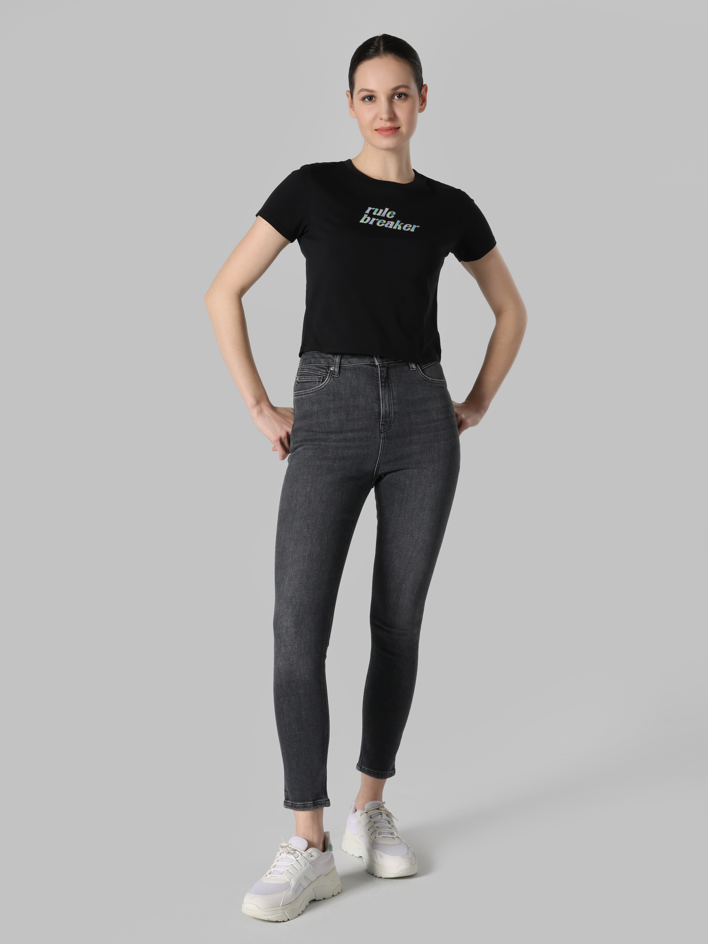 Comfort Fit Yuvarlak Yaka Baskılı Kadın Siyah Kısa Kol Tişört