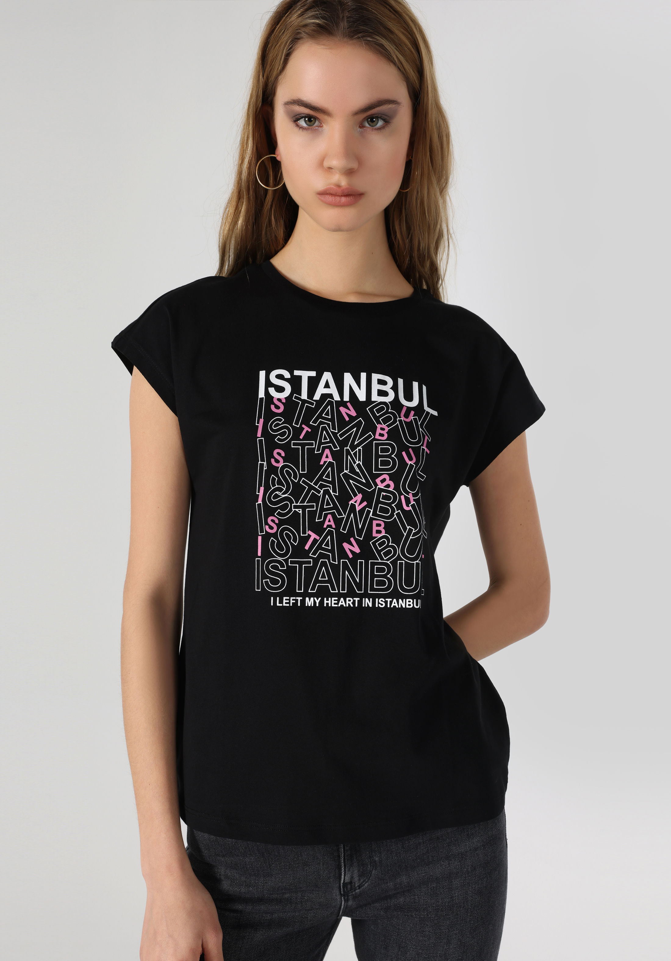 Regular Fit Yuvarlak Yaka Baskılı Kadın Siyah Kısa Kol Tişört