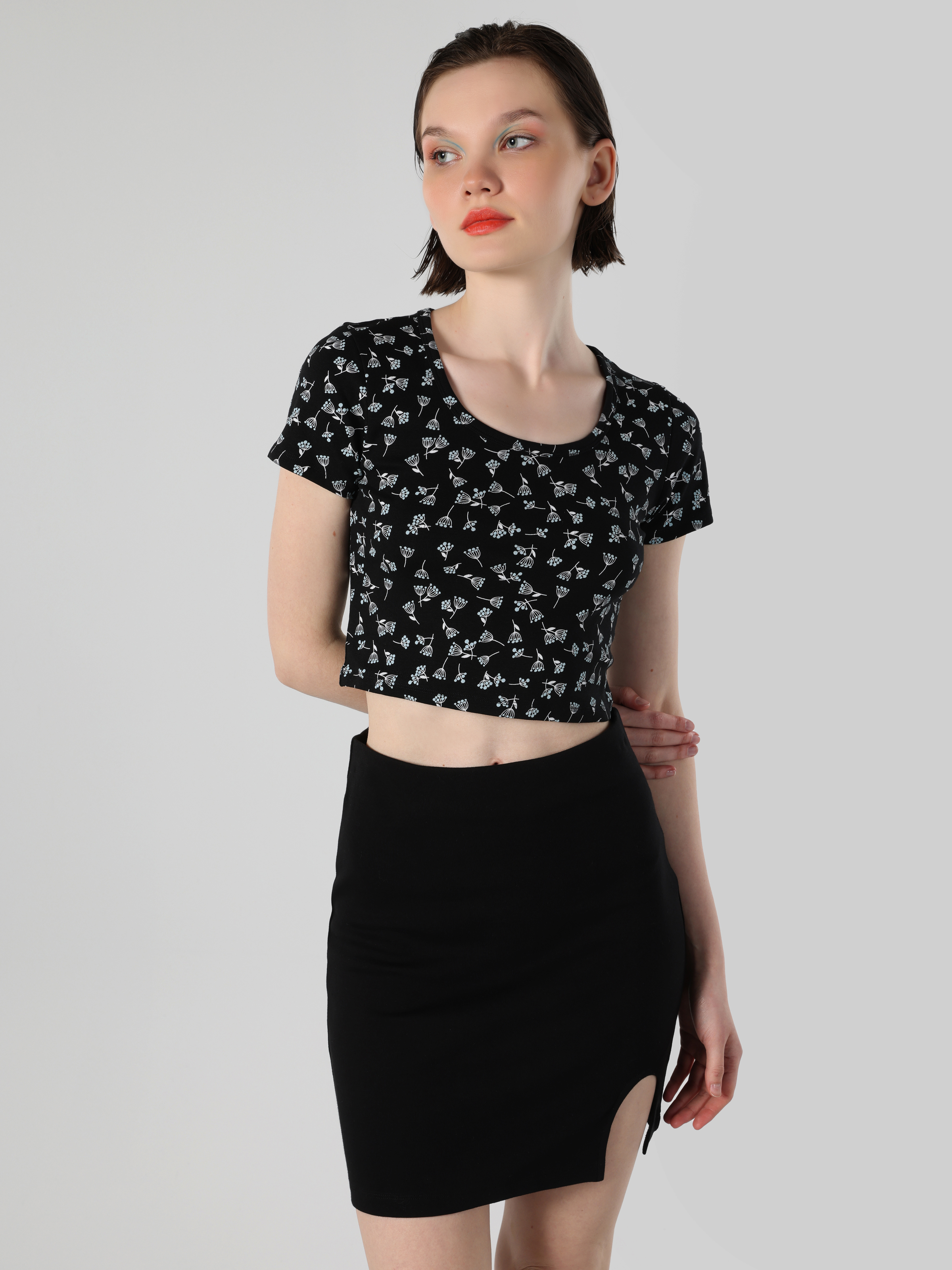 Slim Fit Yuvarlak Yaka Çiçekli Kadın Lacivert Kısa Kol Tişört