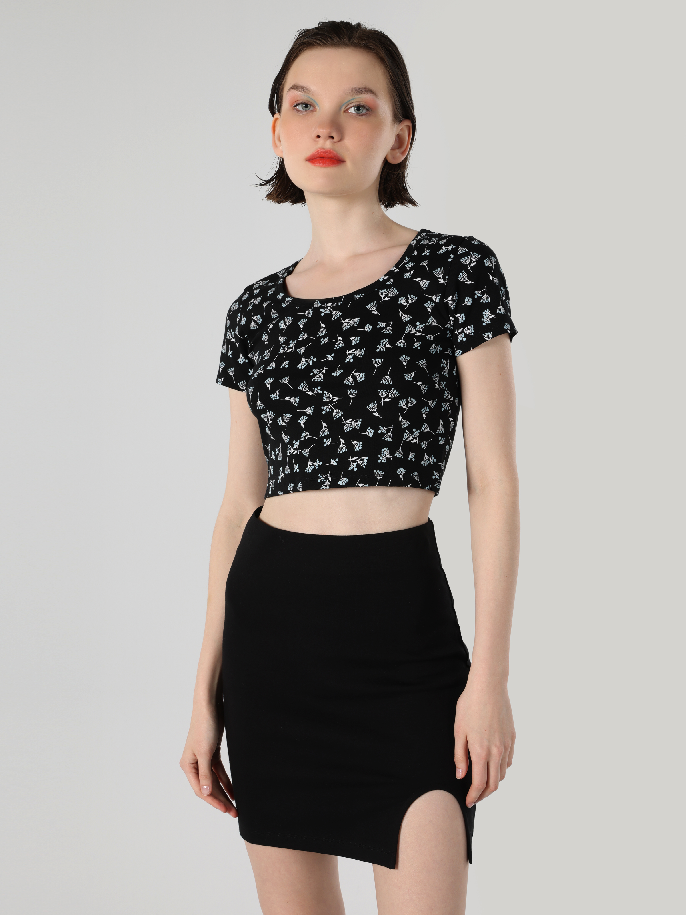 Slim Fit Yuvarlak Yaka Çiçekli Kadın Lacivert Kısa Kol Tişört