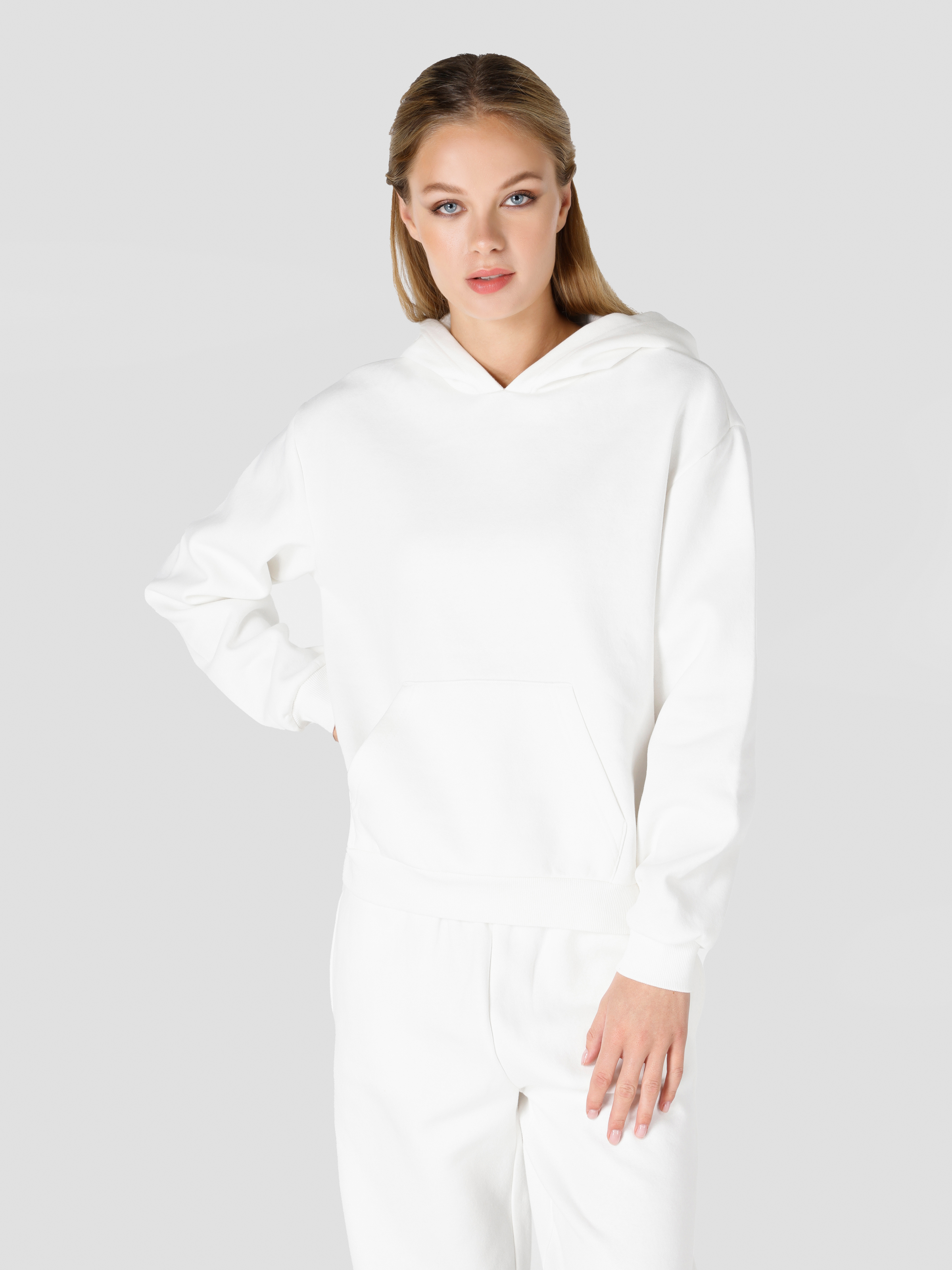 Regular Fit Kapüşonlu Düz Kadın Beyaz Sweatshirt