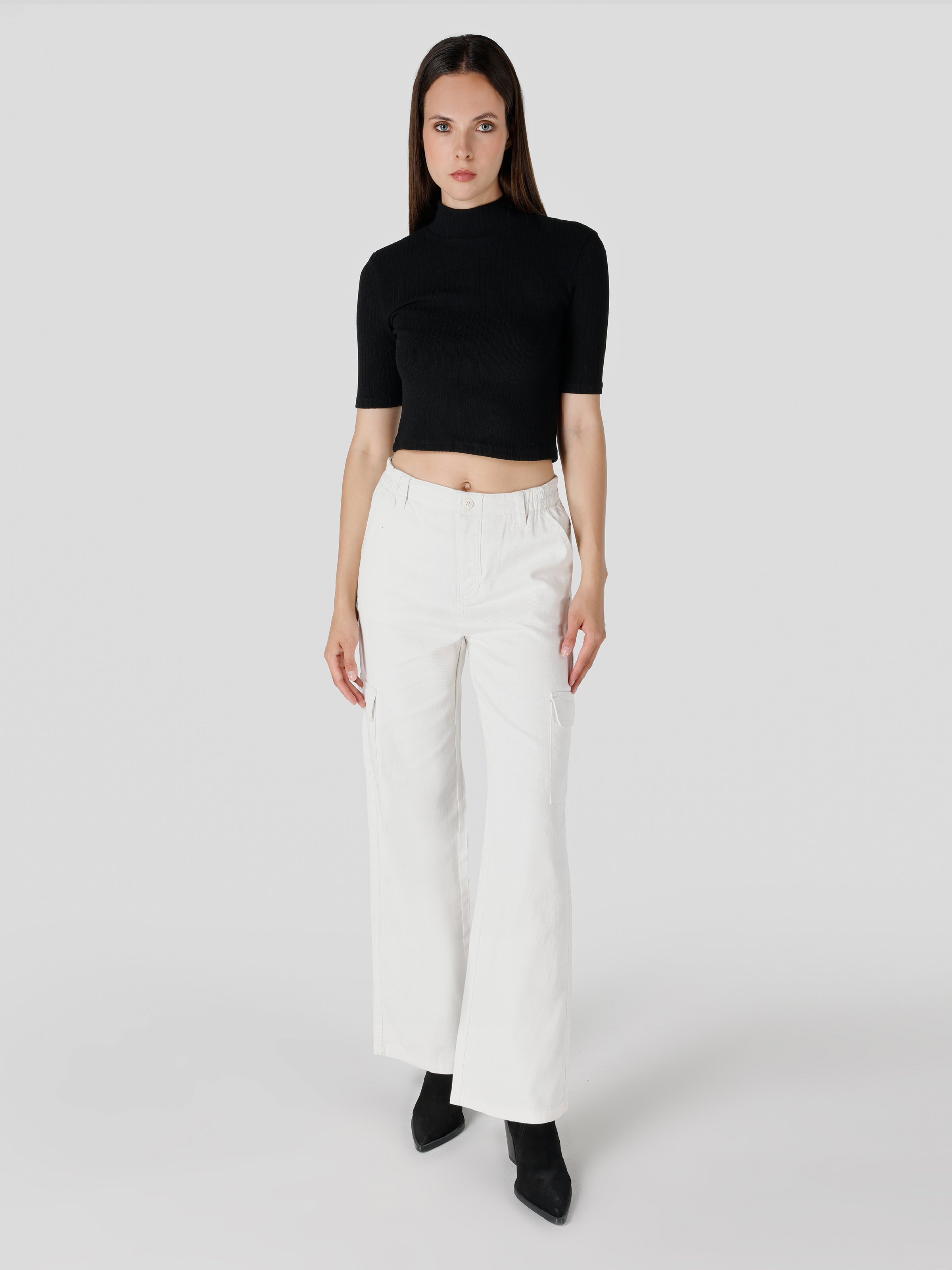 Slim Fit Yarım Balıkçı Yaka  Kadın Siyah Kısa Kol Tişört