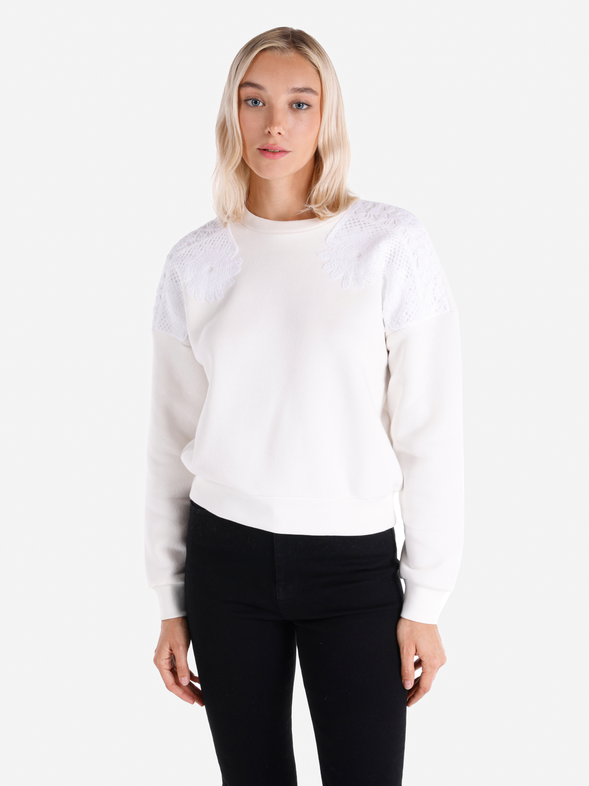 Regular Fit Yuvarlak Yaka Çiçekli Kadın Beyaz Sweatshirt Cl1065290