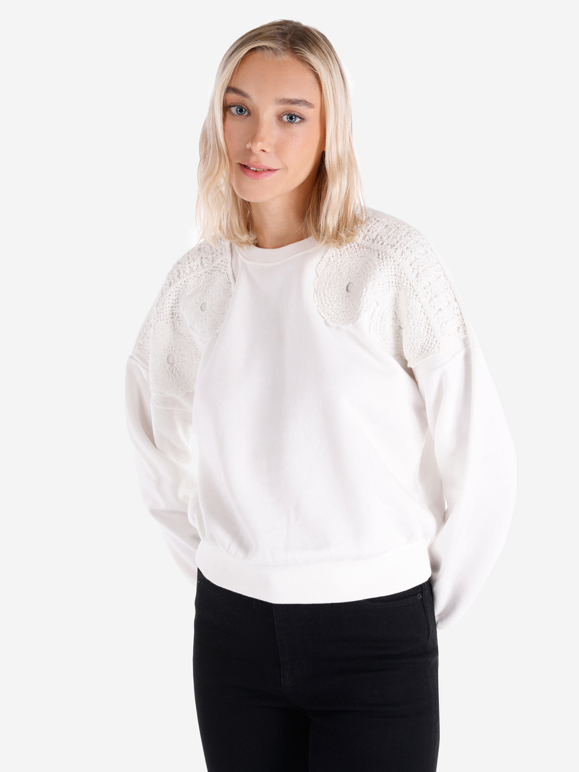 Regular Fit Yuvarlak Yaka Çiçekli Kadın Beyaz Sweatshirt Cl1065290