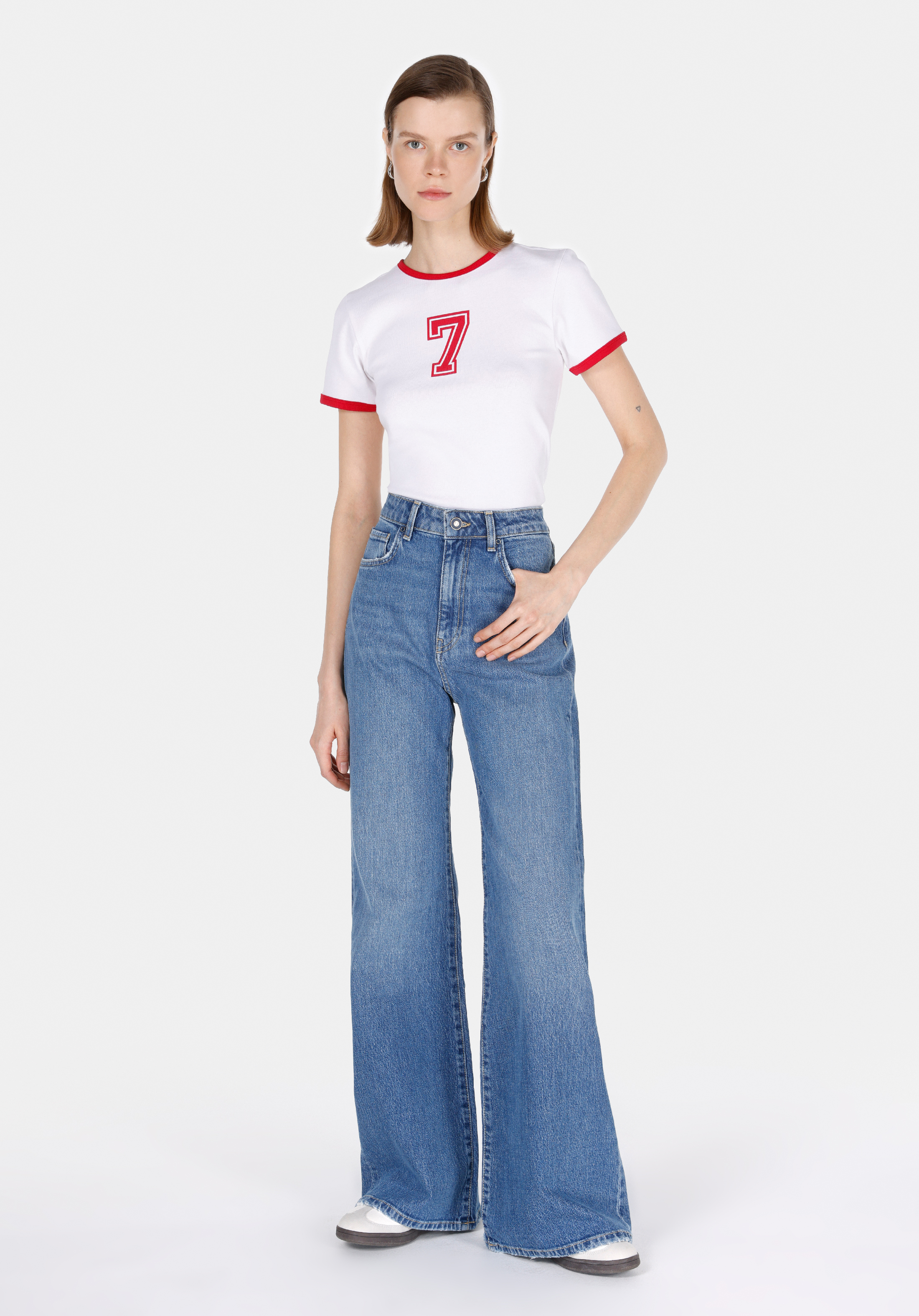 Slim Fit Yuvarlak Yaka Cepsiz Baskılı Kadın Beyaz Kısa Kol Tişört