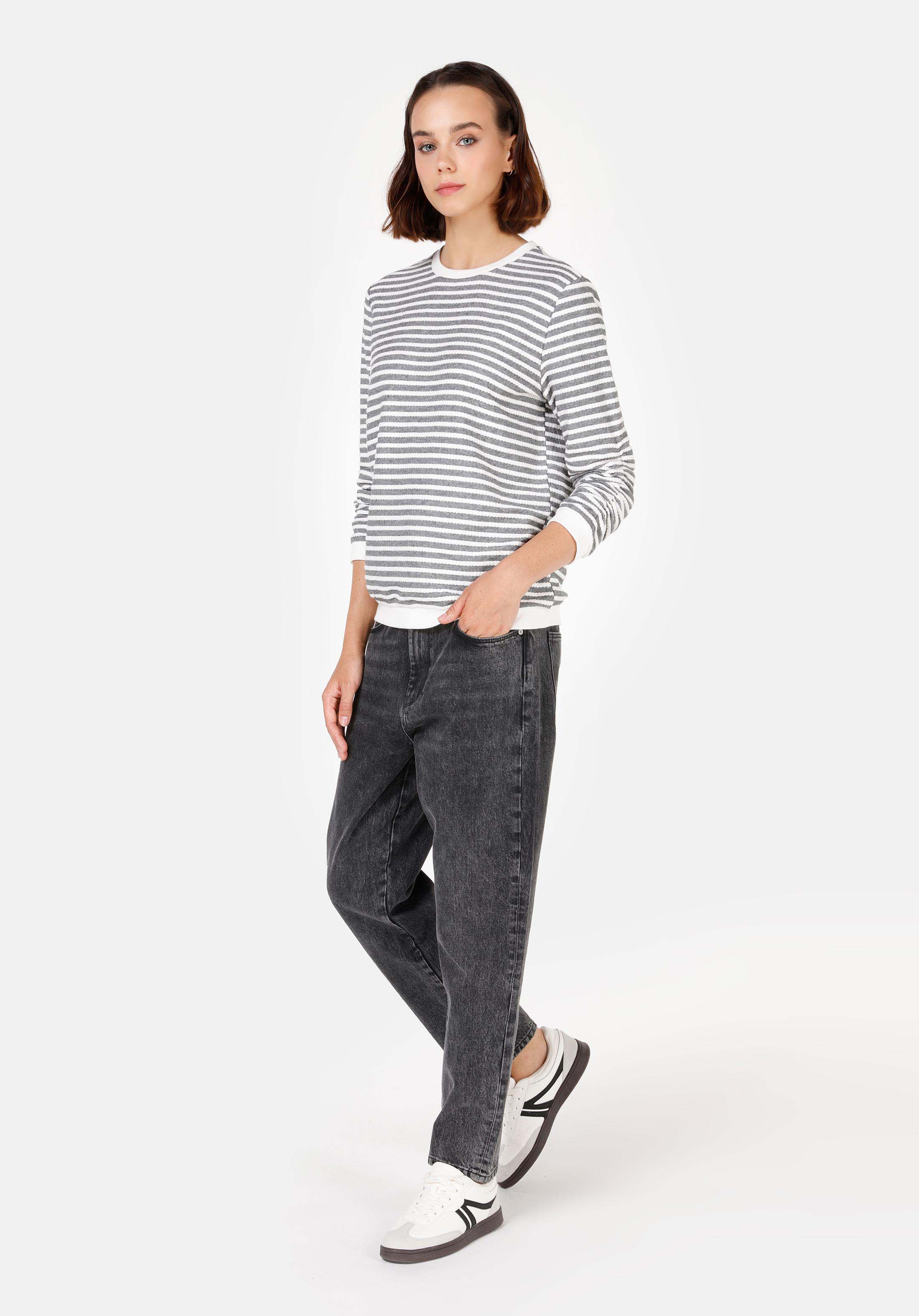 Regular Fit Yuvarlak Yaka Çizgili Kadın Beyaz Uzun Kol Tişört