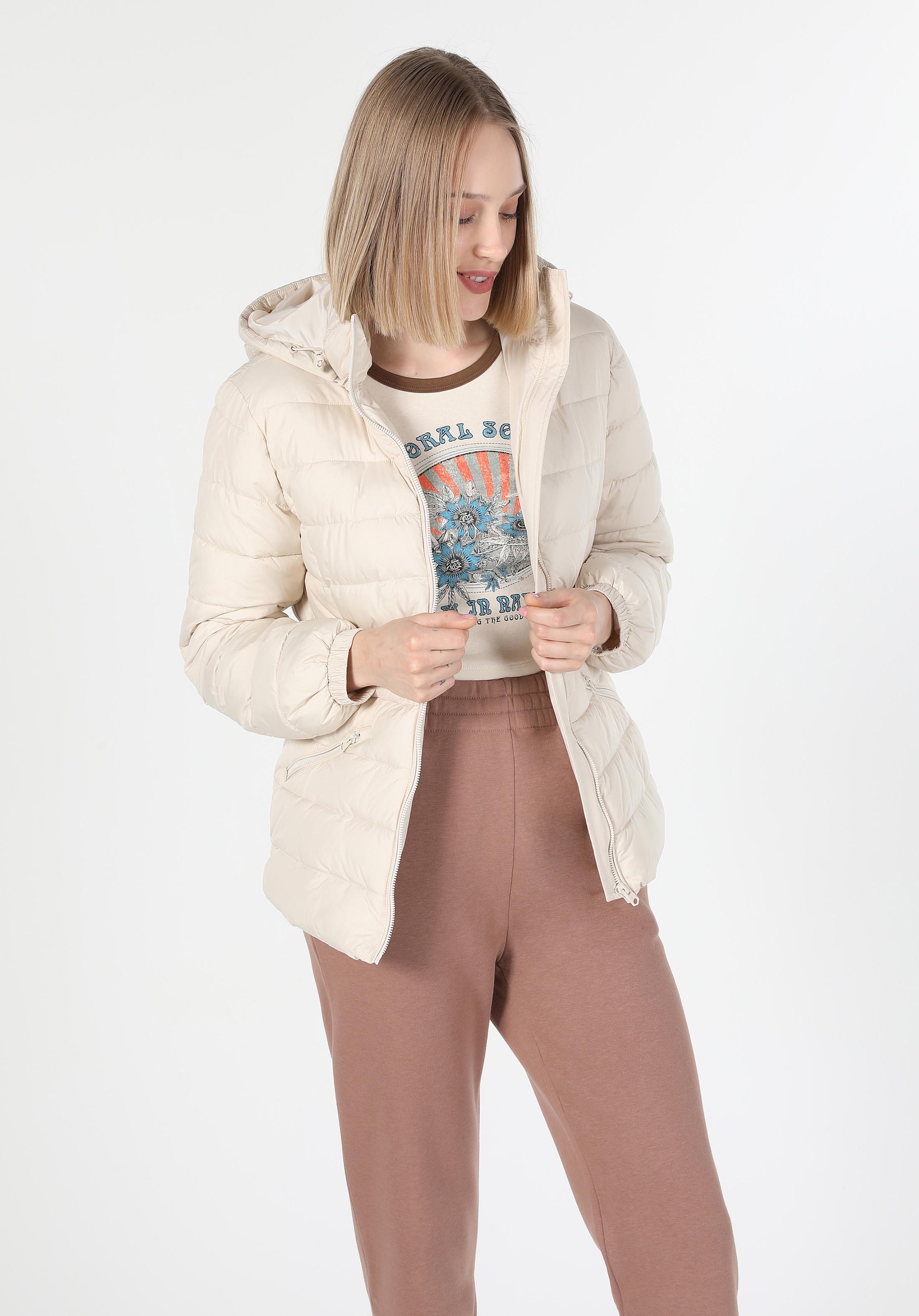 Slim Fit Kapüşonlu Fermuarlı Astarlı  Kadın Beyaz Mont