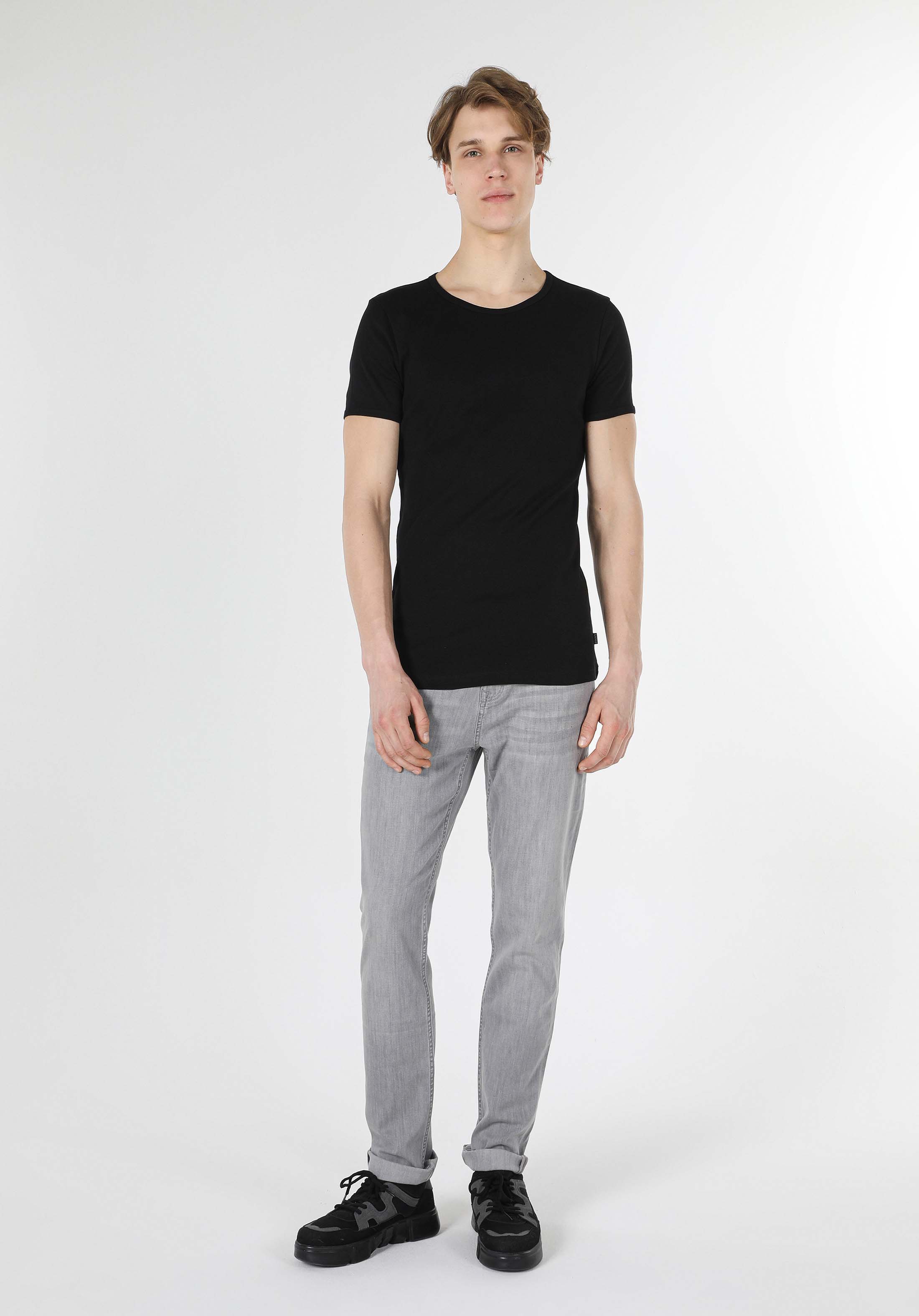Slim Fit Yuvarlak Yaka Düz Erkek Siyah Kısa Kol Tişört