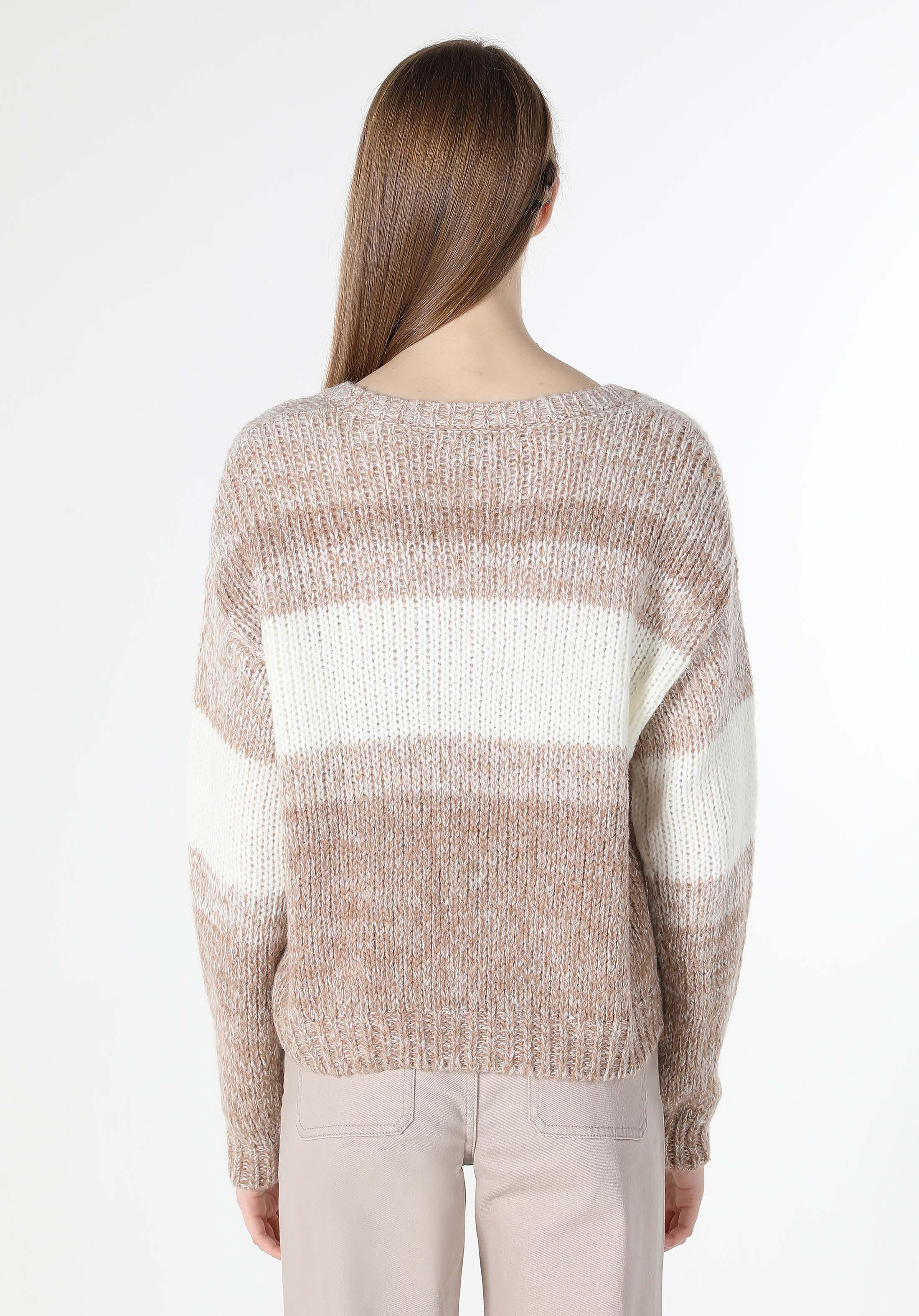 Regular Fit V Yaka Çizgili Kadın Bej Kazak