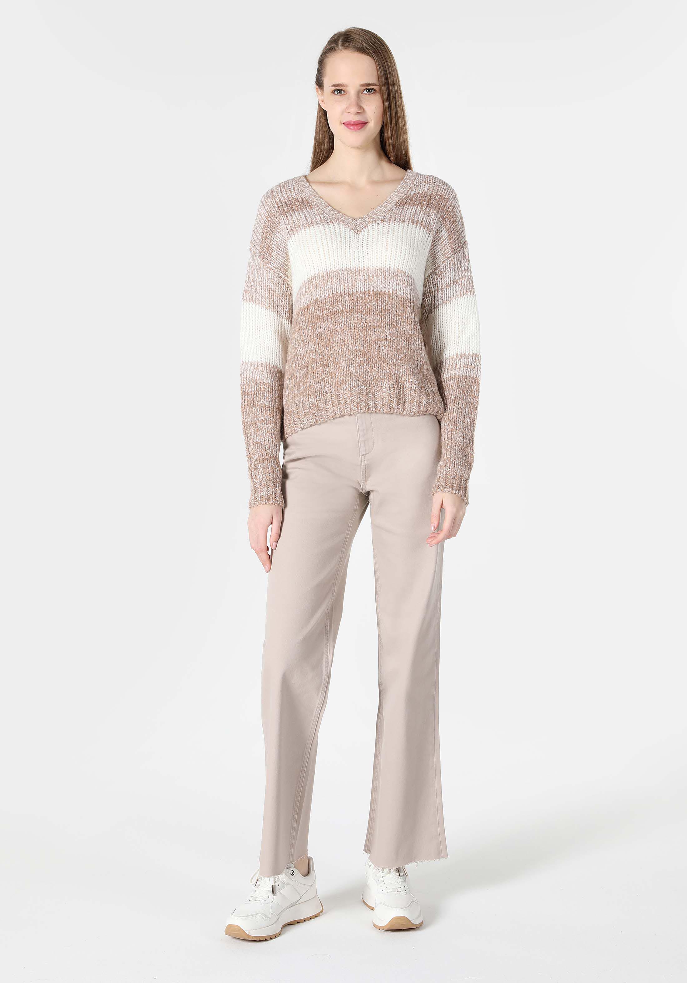 Regular Fit V Yaka Çizgili Kadın Bej Kazak