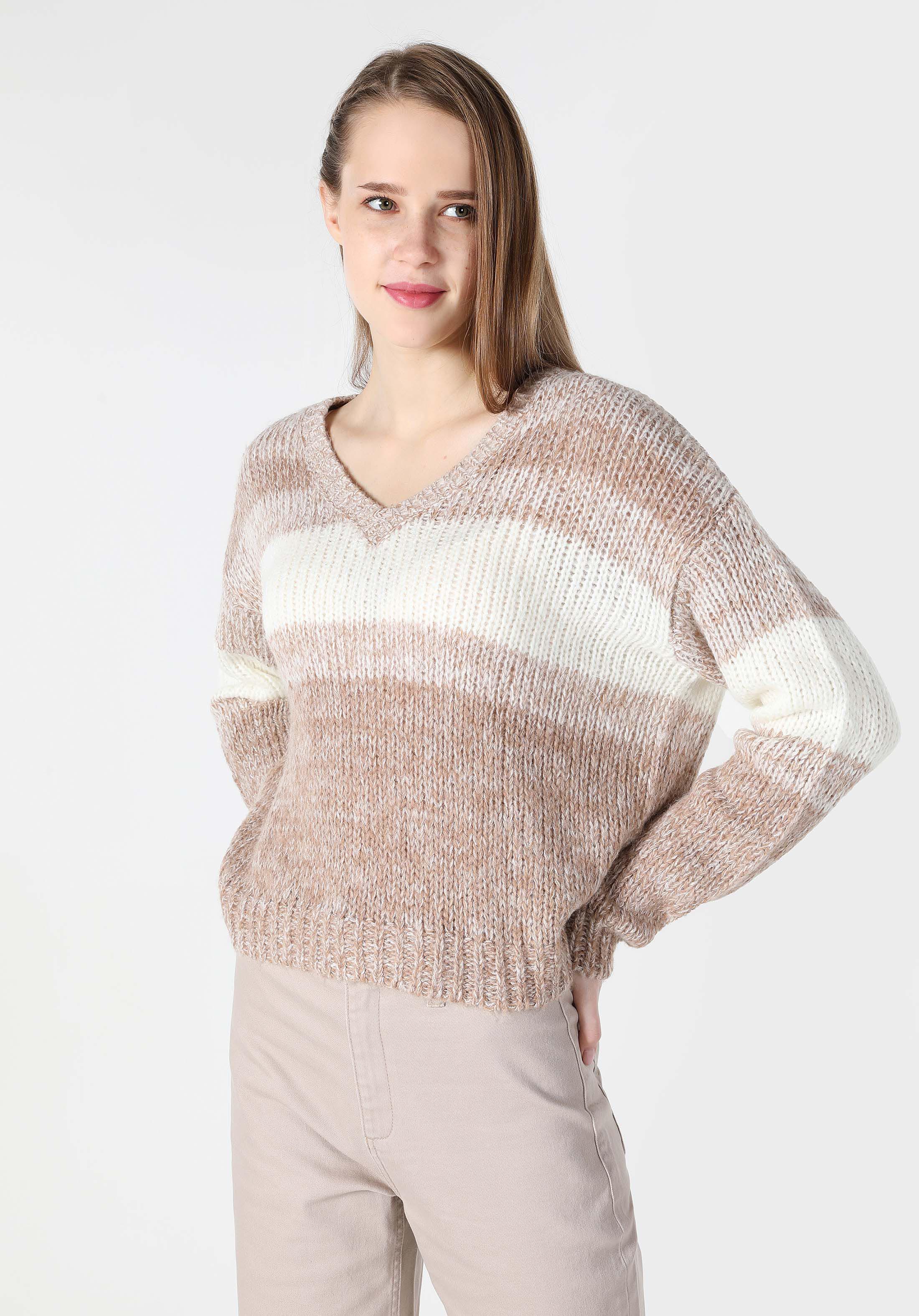 Regular Fit V Yaka Çizgili Kadın Bej Kazak