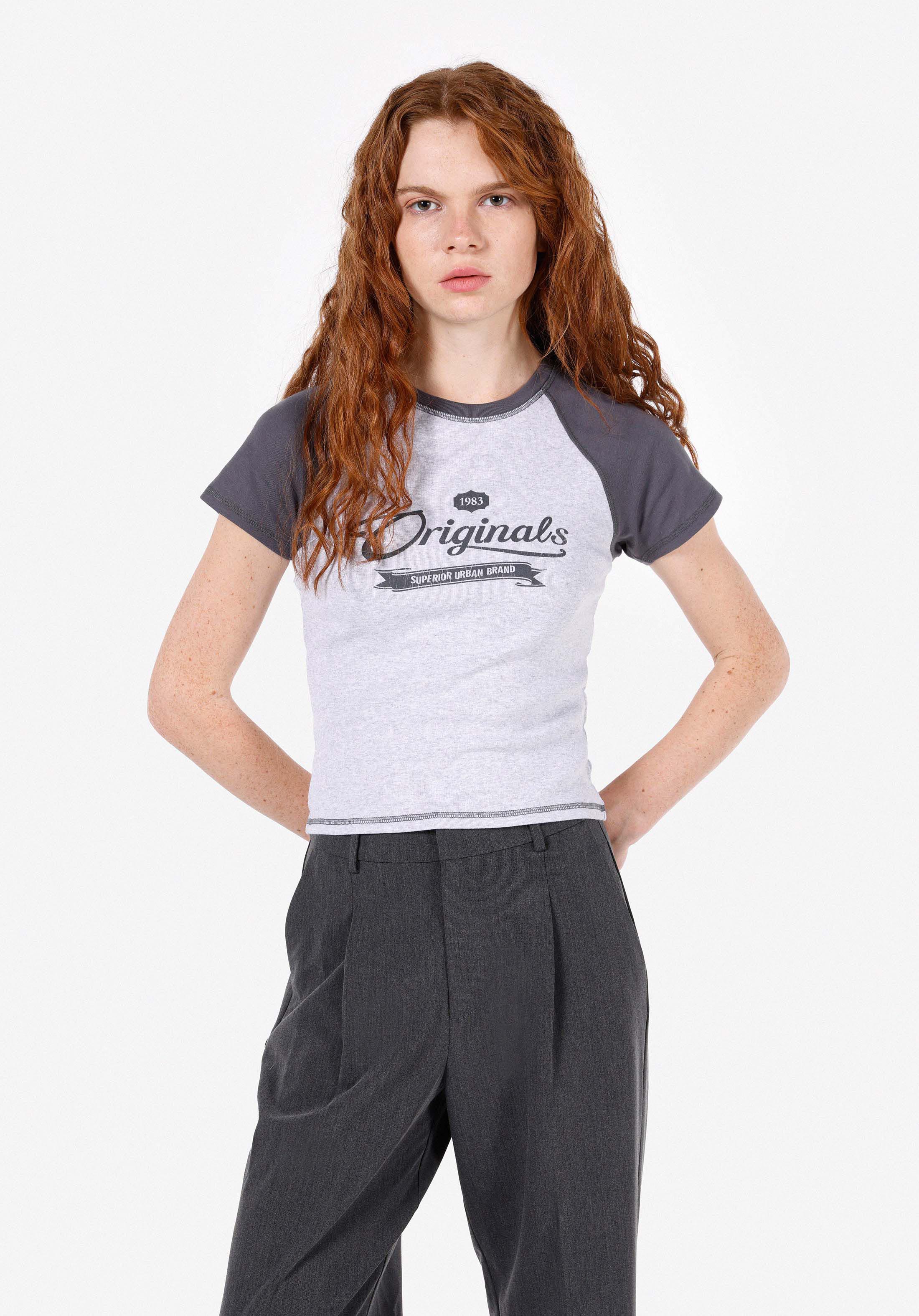 Slim Fit Yuvarlak Yaka Baskılı Kadın Gri Kısa Kol Tişört