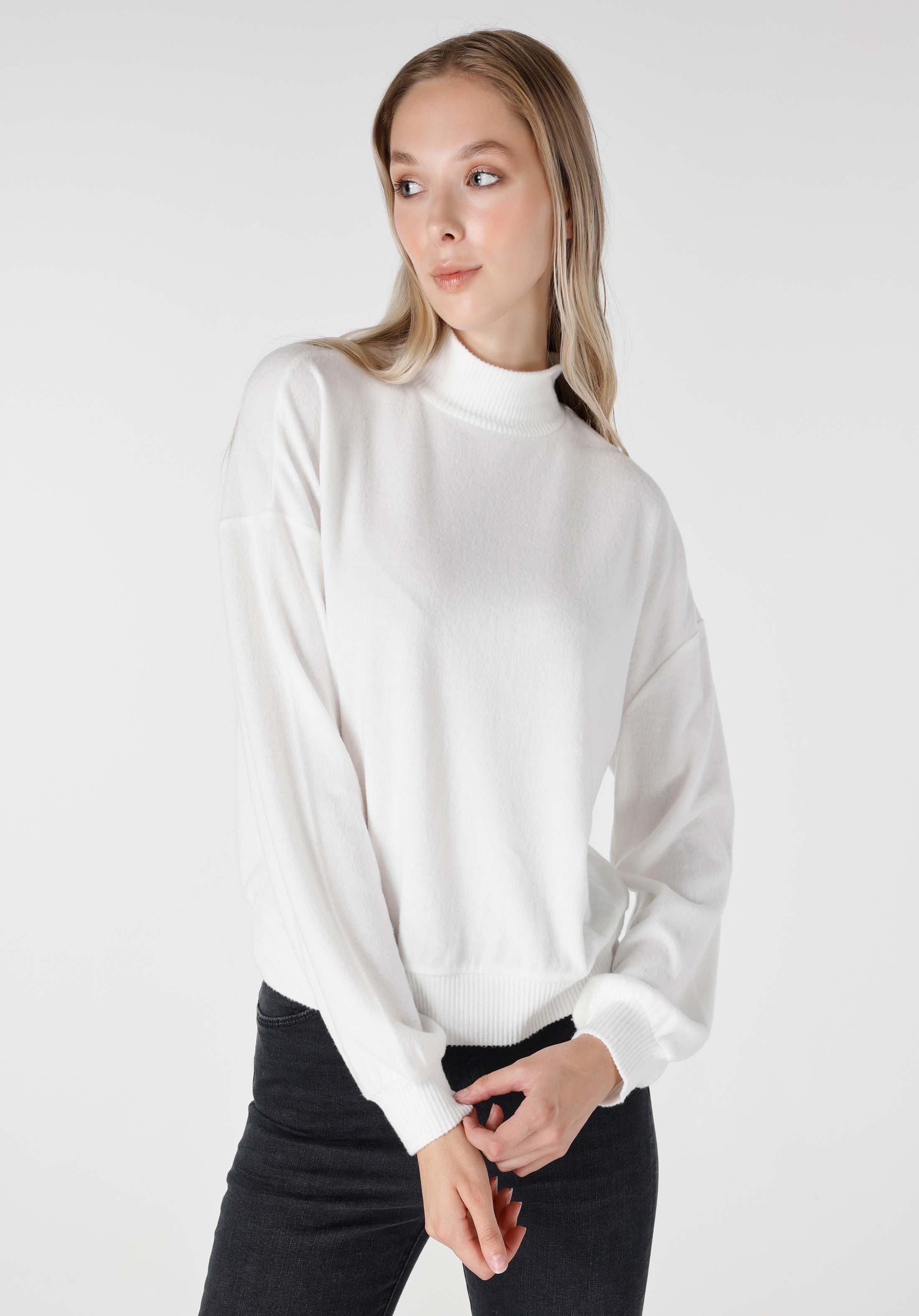 Regular Fit Yarım Balıkçı Yaka Düz Kadın Beyaz Uzun Kol Tişört