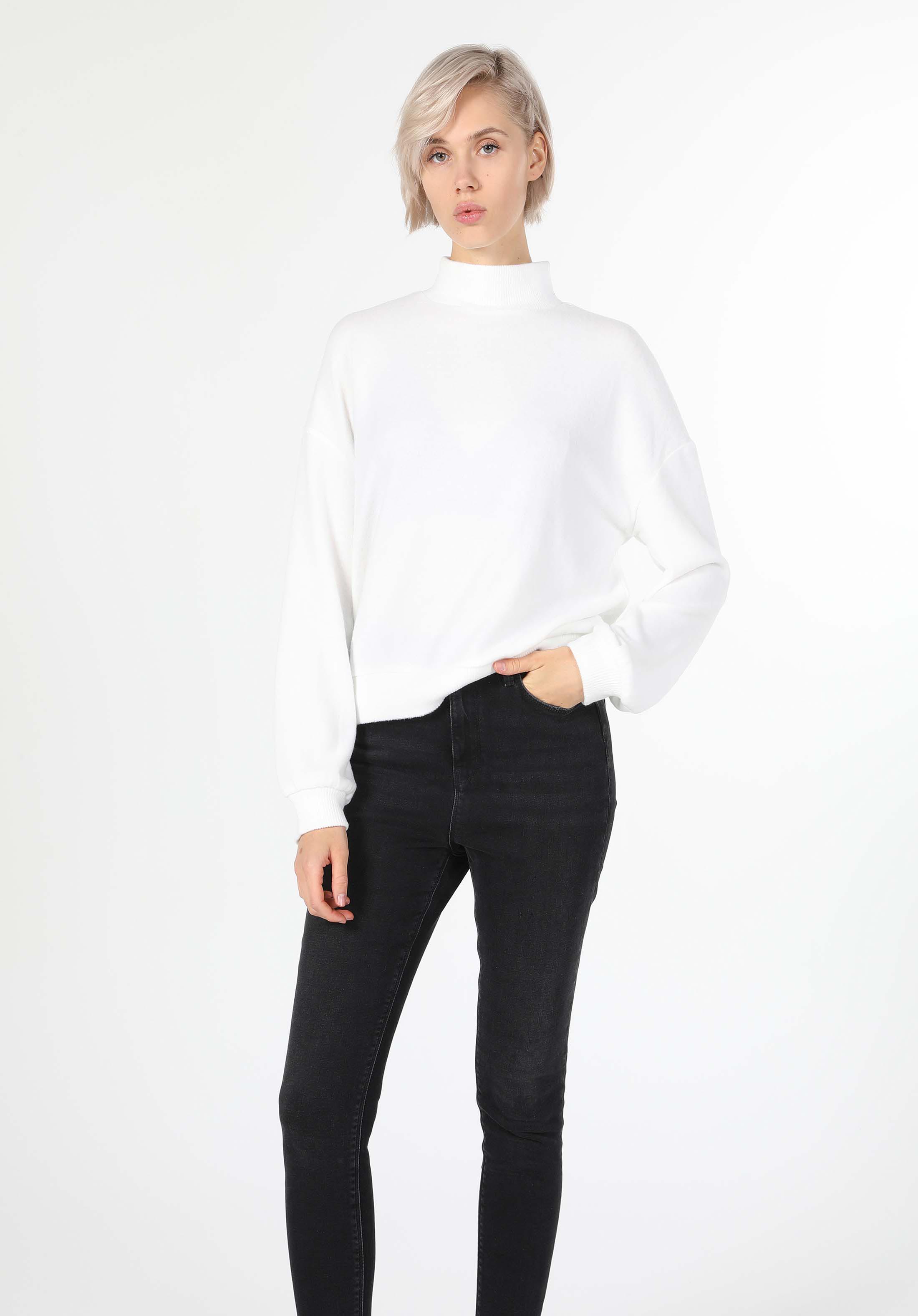 Regular Fit Yarım Balıkçı Yaka Düz Kadın Beyaz Uzun Kol Tişört