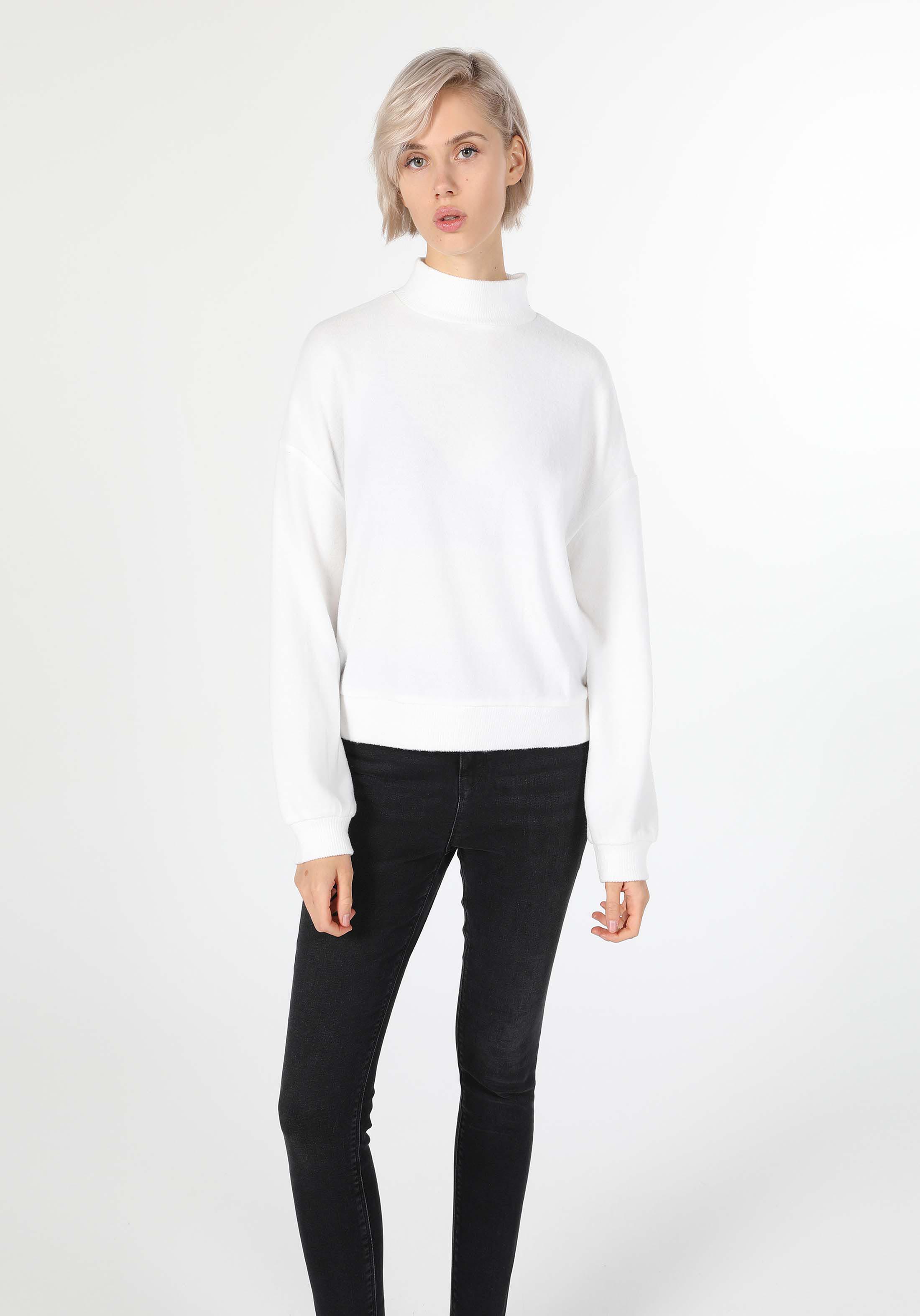 Regular Fit Yarım Balıkçı Yaka Düz Kadın Beyaz Uzun Kol Tişört