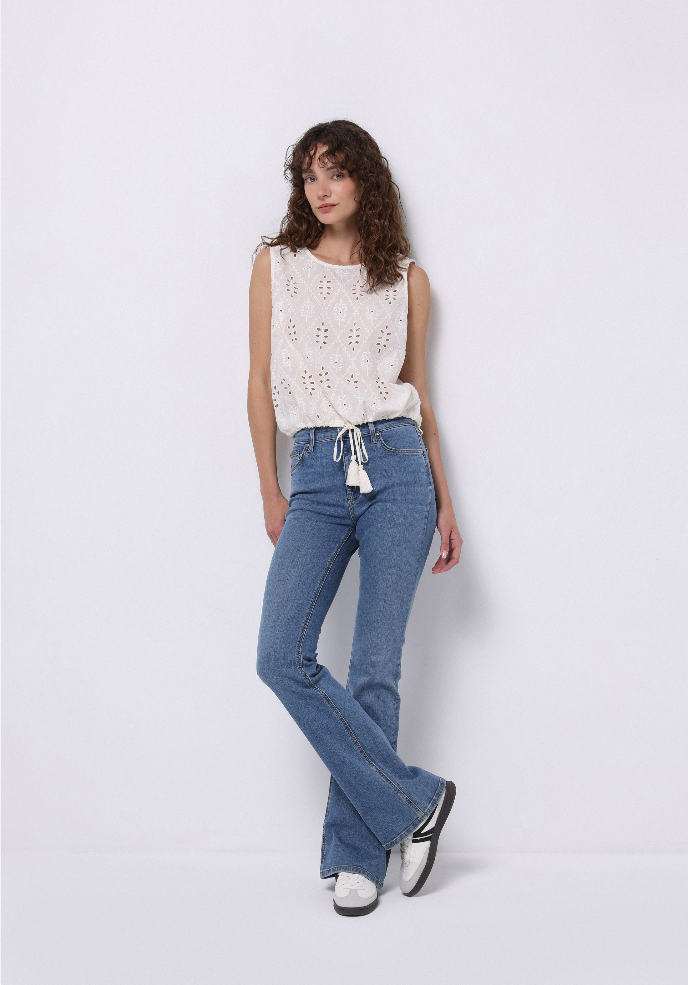 Regular Fit Yuvarlak Yaka Nakışlı Kadın Ekru Kolsuz Gömlek