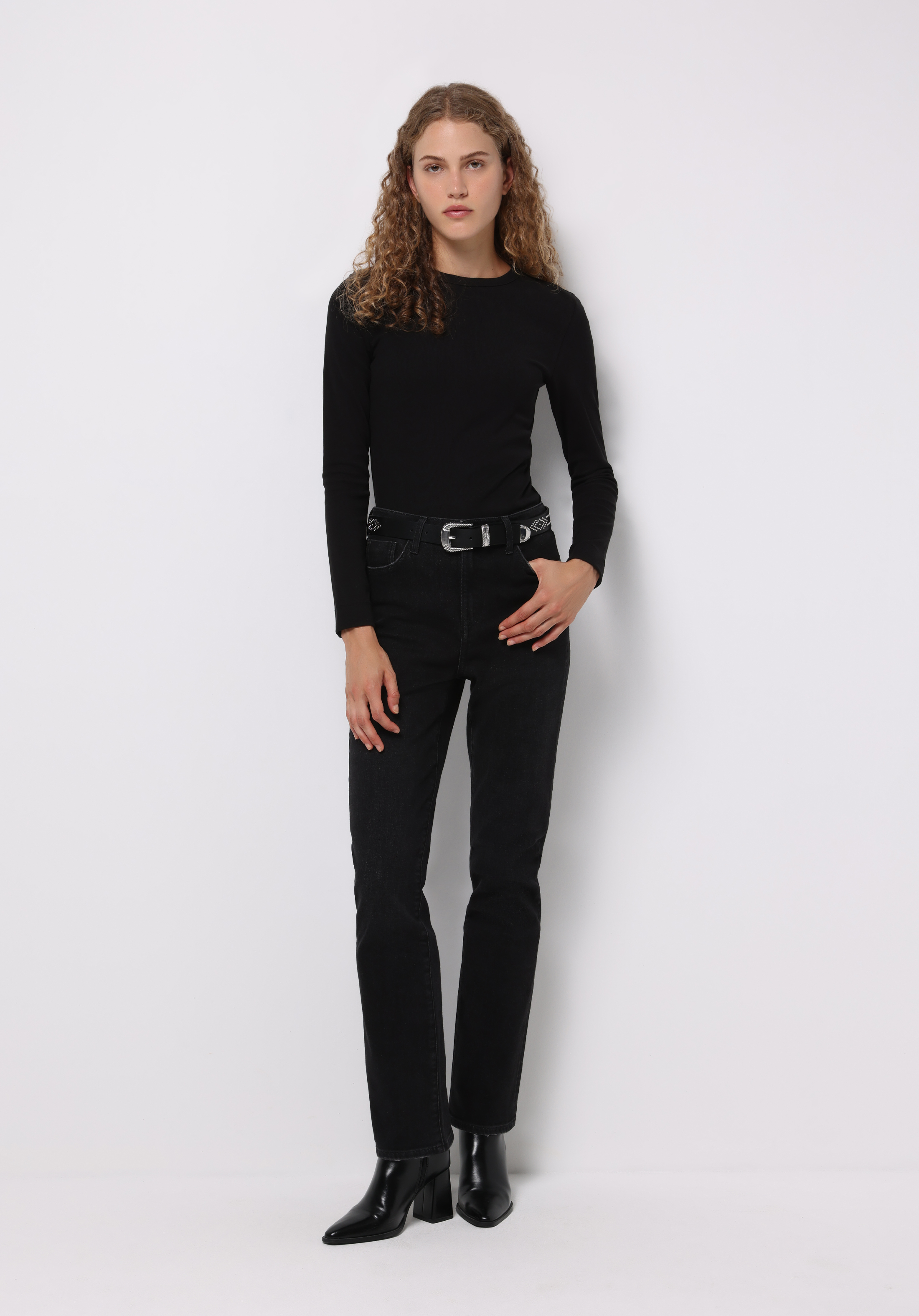 Slim Fit Yuvarlak Yaka Düz Kadın Siyah Uzun Kol Tişört