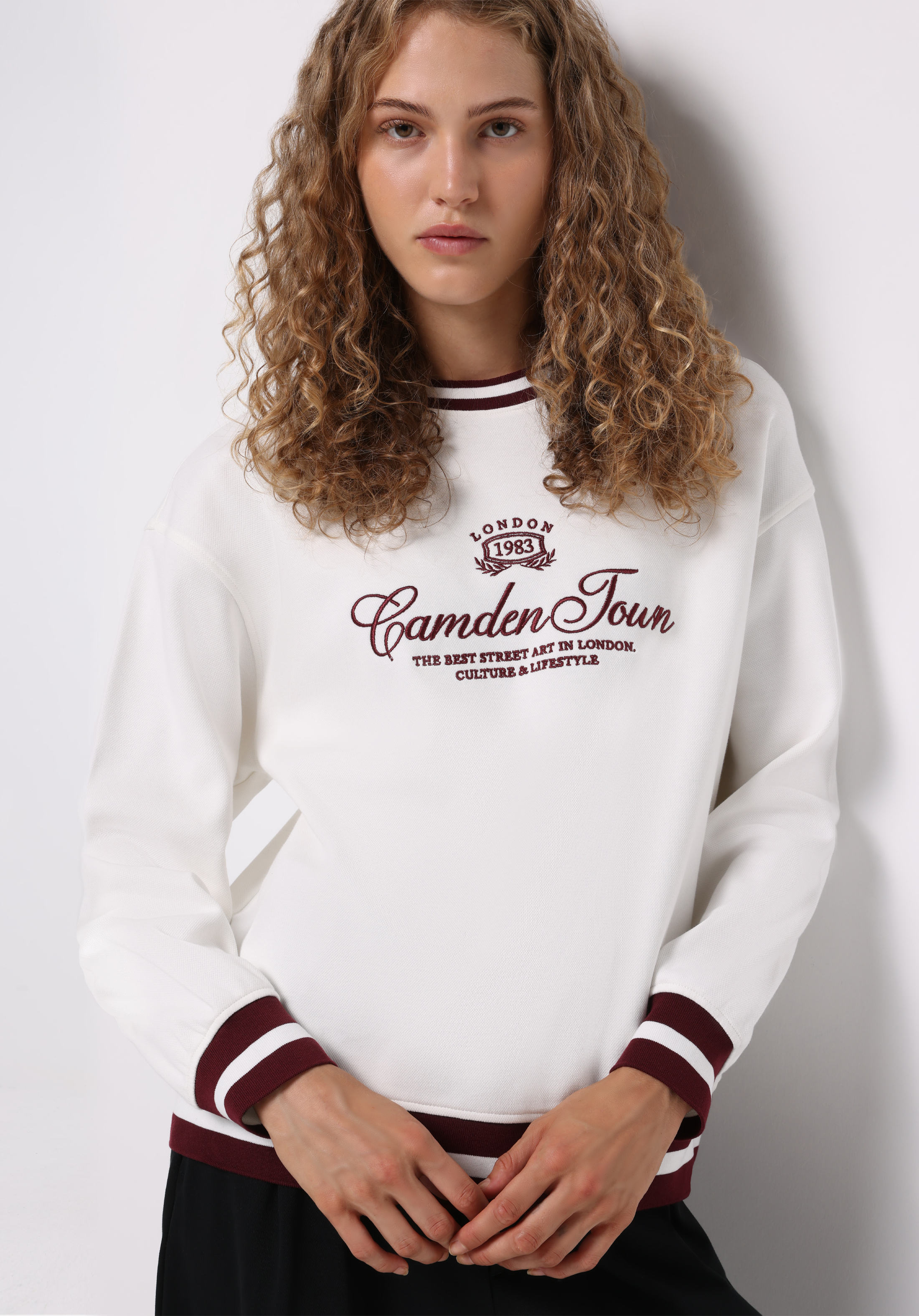 Regular Fit Yuvarlak Yaka Nakışlı Kadın Beyaz Sweatshirt