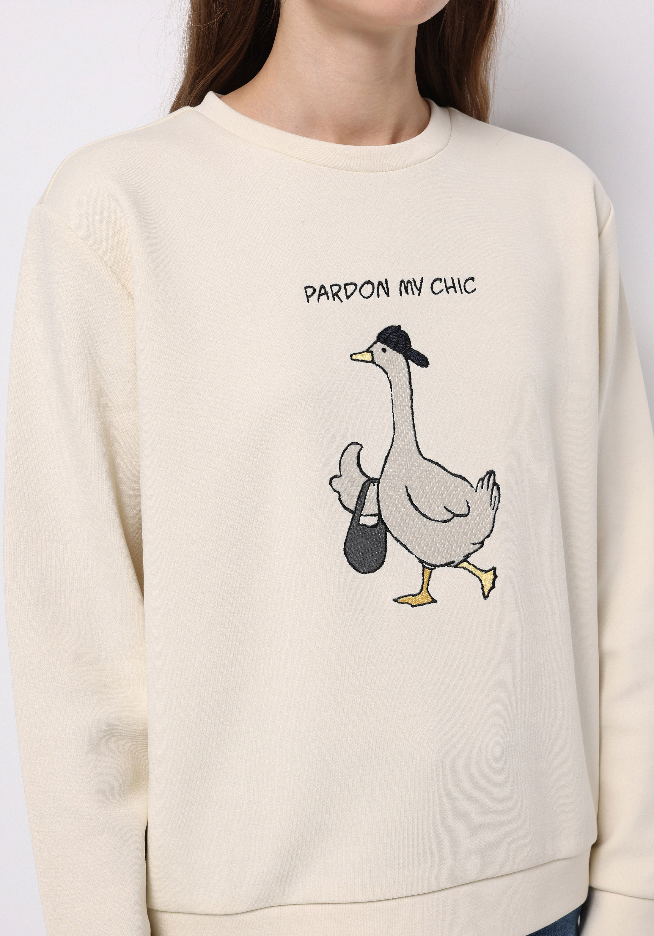 Regular Fit Yuvarlak Yaka Nakışlı Kadın Beyaz Sweatshirt