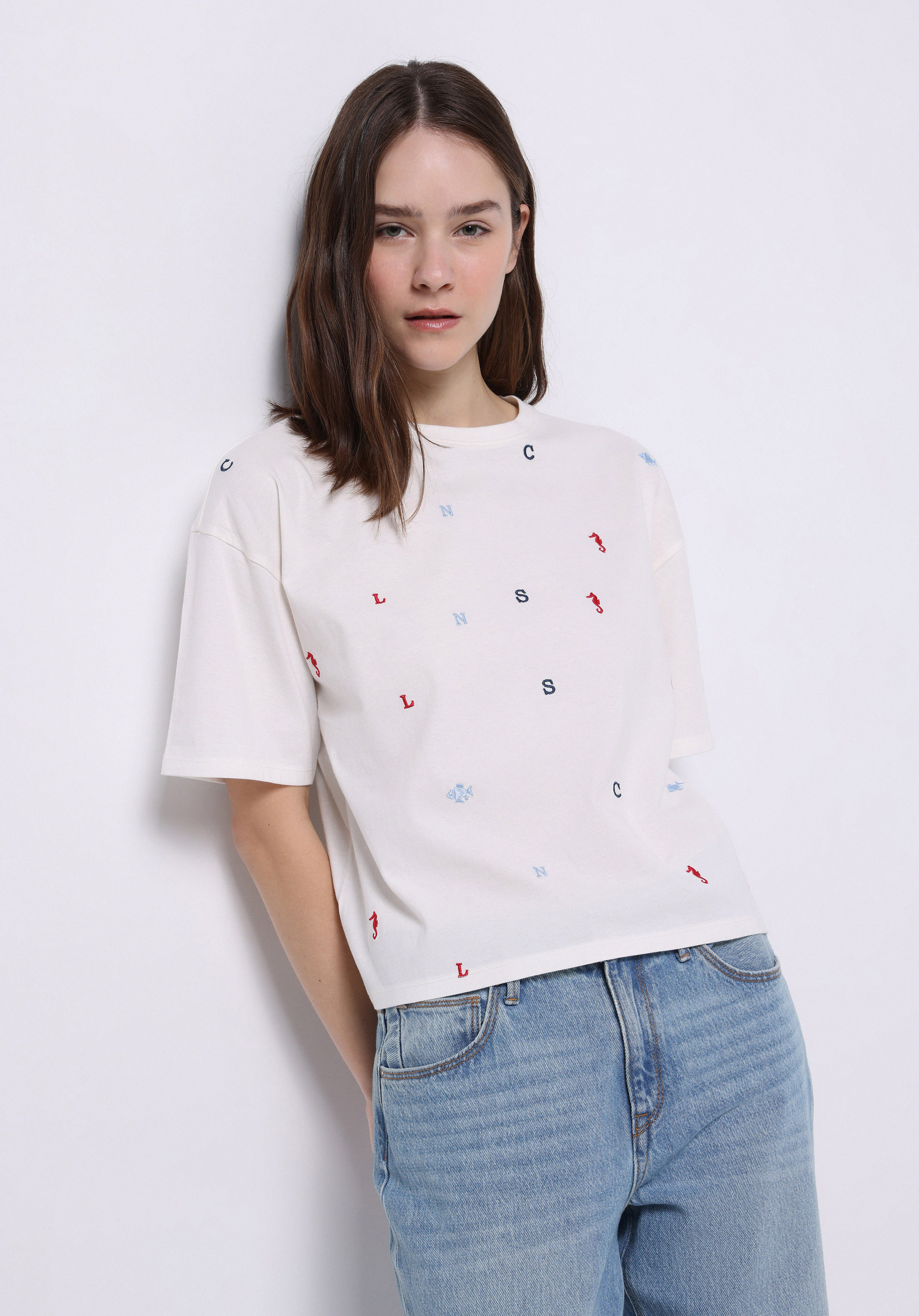 Regular Fit Yuvarlak Yaka Nakışlı Kadın Beyaz Kısa Kol Tişört