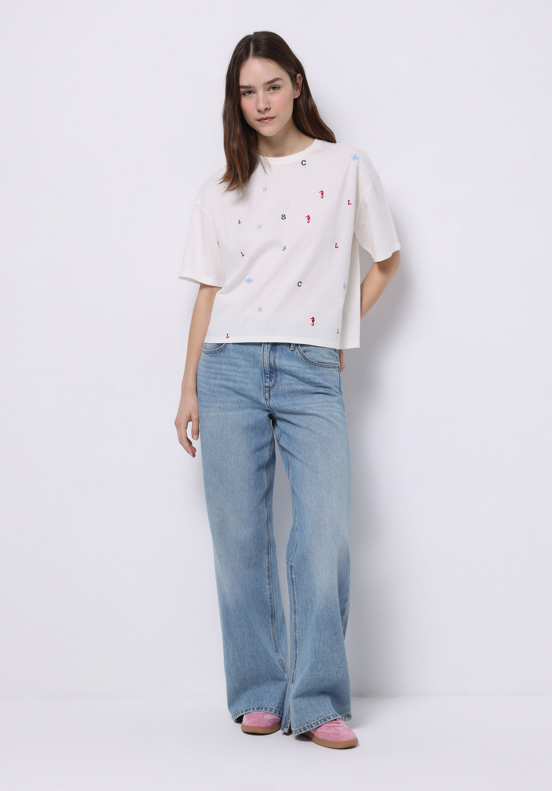 Regular Fit Yuvarlak Yaka Nakışlı Kadın Beyaz Kısa Kol Tişört