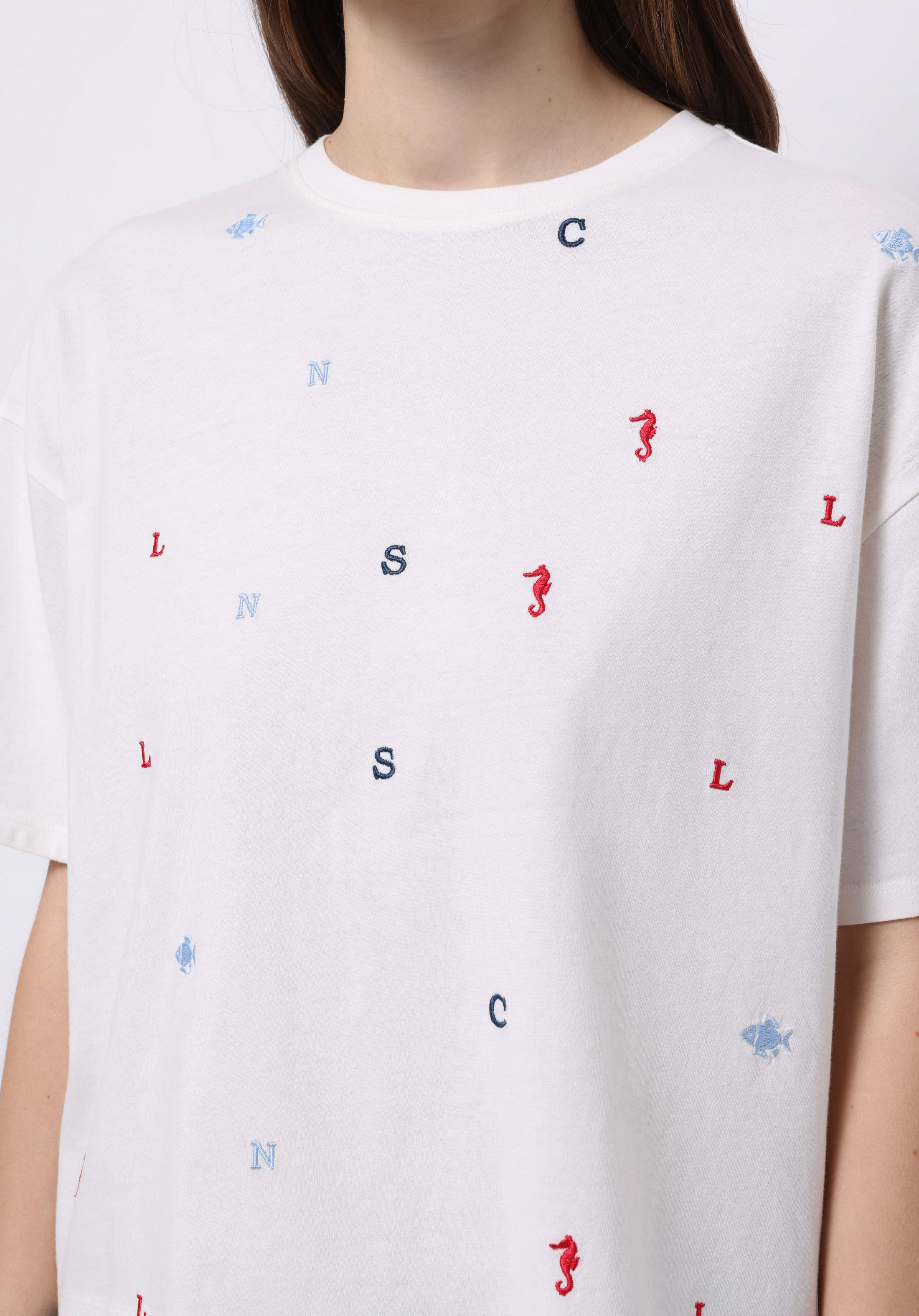 Regular Fit Yuvarlak Yaka Nakışlı Kadın Beyaz Kısa Kol Tişört