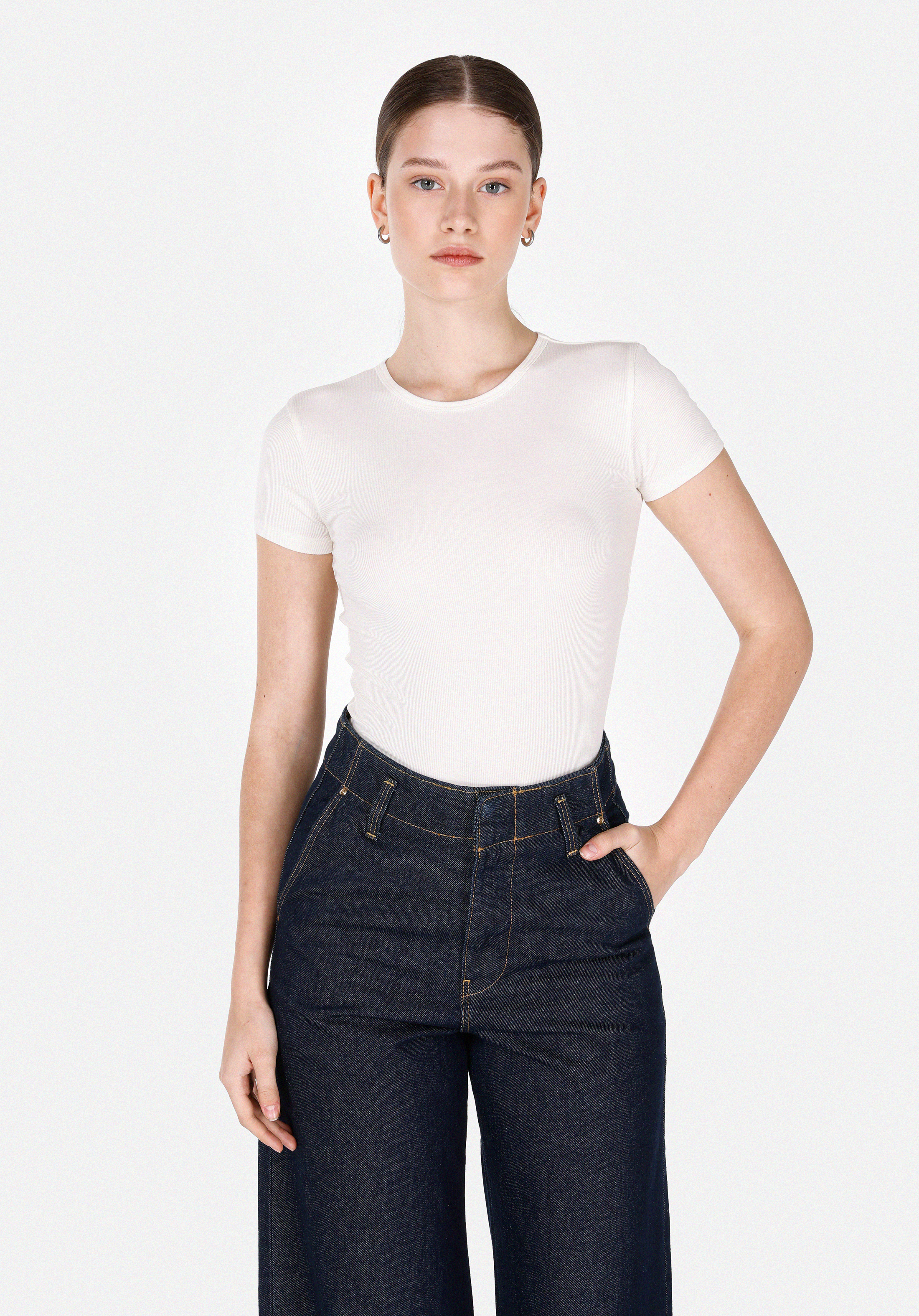 Slim Fit Yuvarlak Yaka Düz Kadın Ekru Kısa Kol Tişört