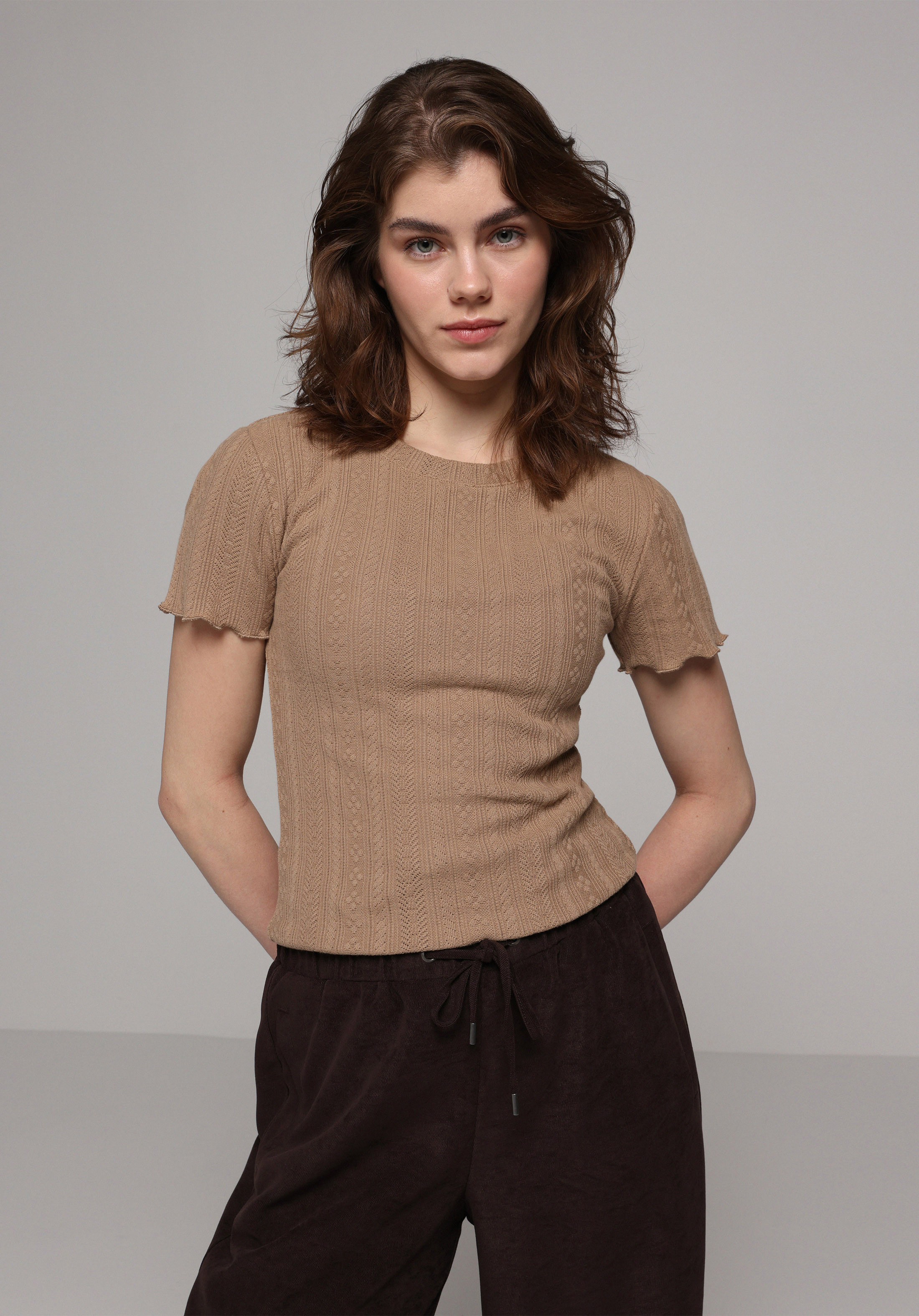 Slim Fit Yuvarlak Yaka Jakarlı Kadın Kahverengi Kısa Kol Tişört