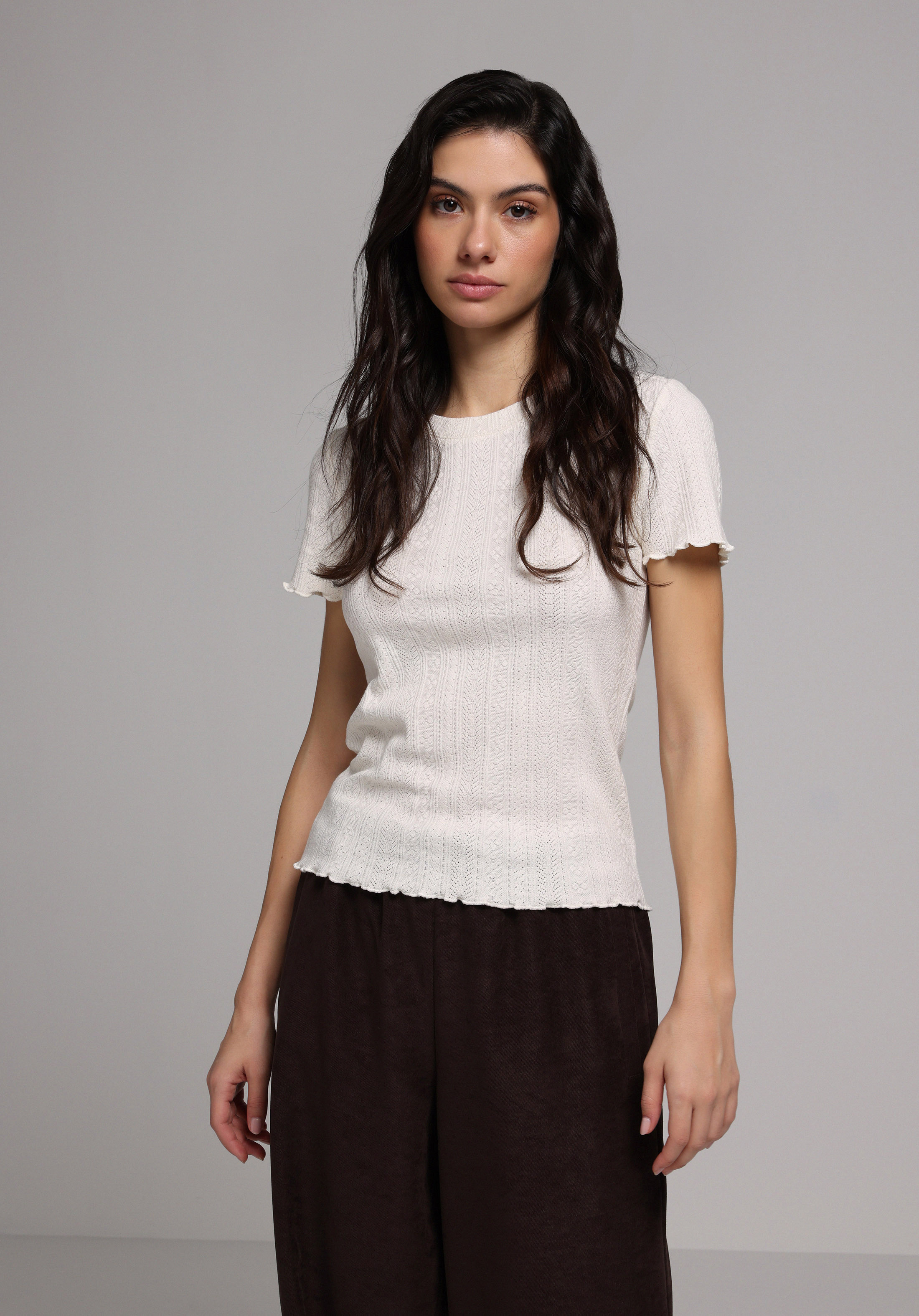 Slim Fit Yuvarlak Yaka Jakarlı Kadın Ekru Kısa Kol Tişört