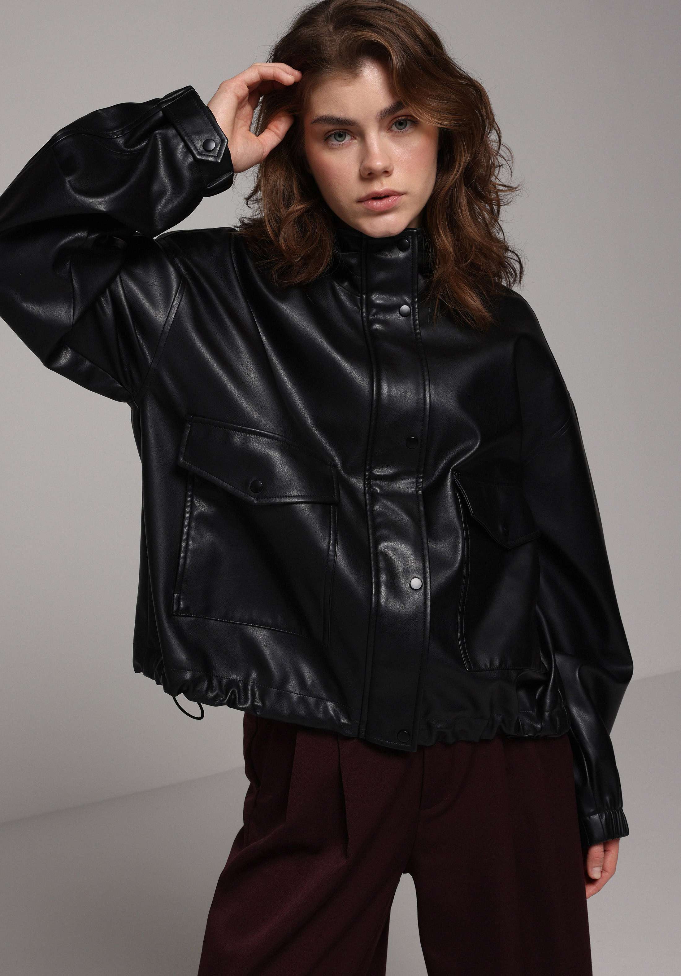 Regular Fit Kapüşonlu Fermuarlı Astarlı Kaplamalı Kadın Siyah Mont Pu