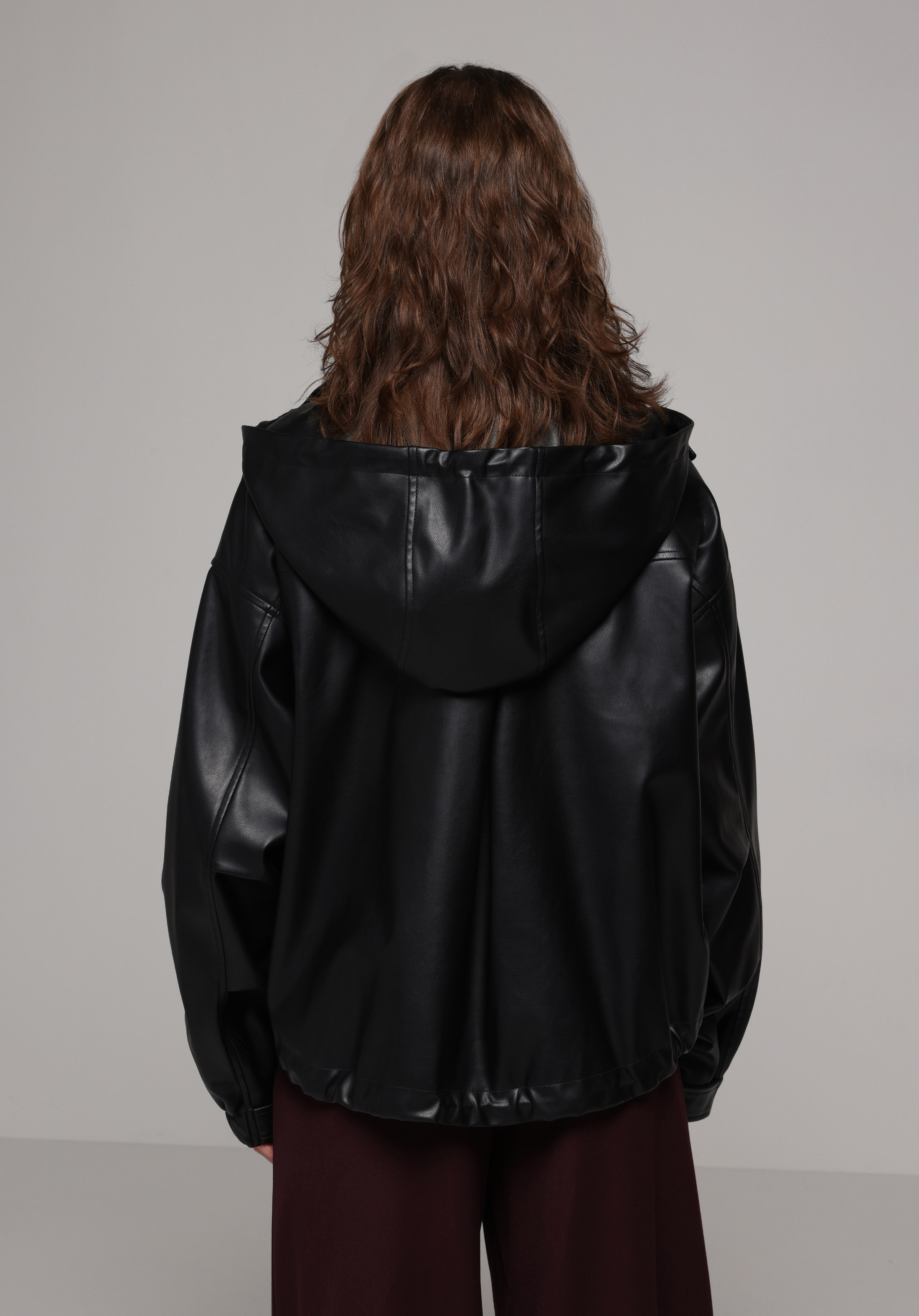 Regular Fit Kapüşonlu Fermuarlı Astarlı Kaplamalı Kadın Siyah Mont Pu