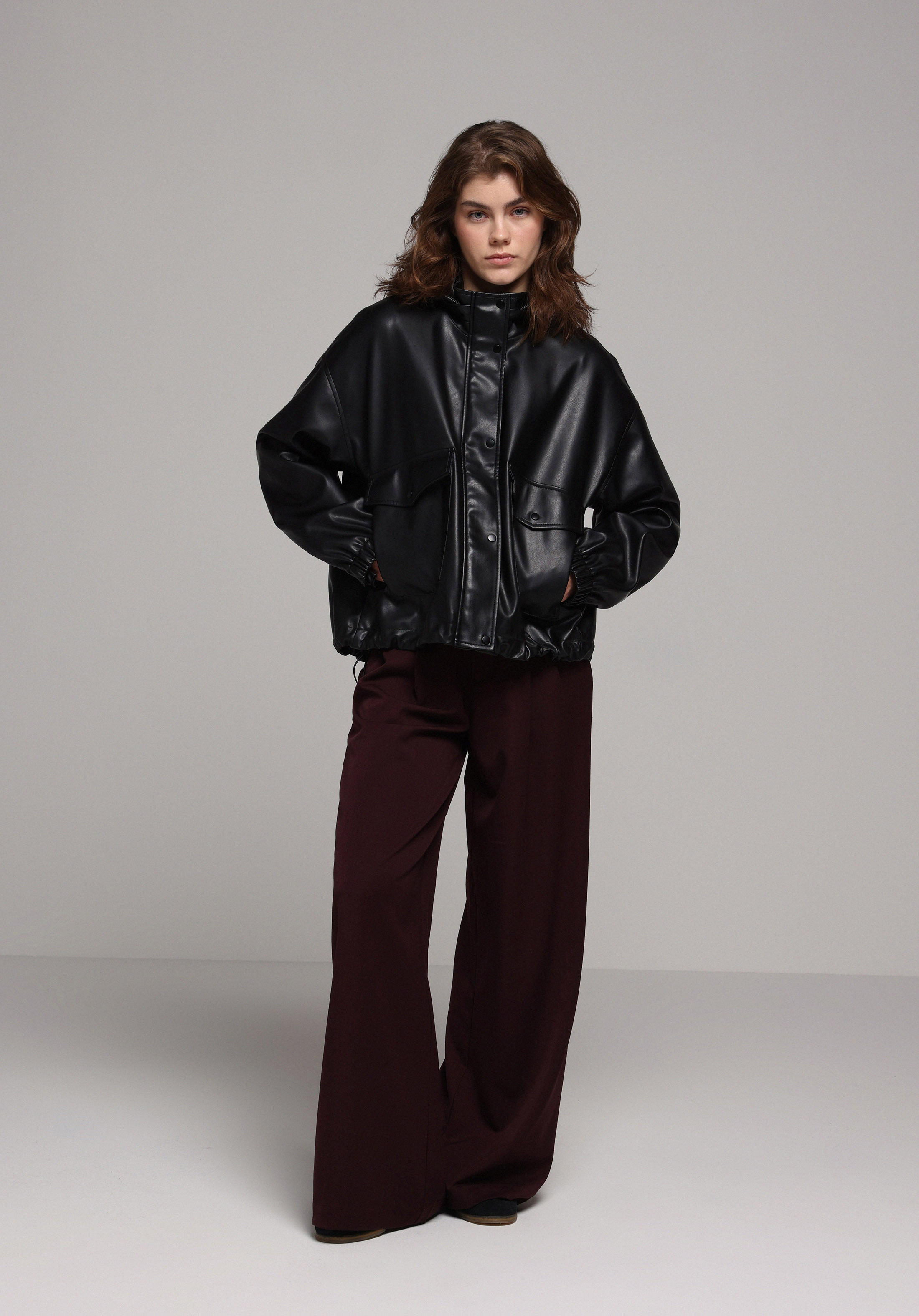 Regular Fit Kapüşonlu Fermuarlı Astarlı Kaplamalı Kadın Siyah Mont Pu