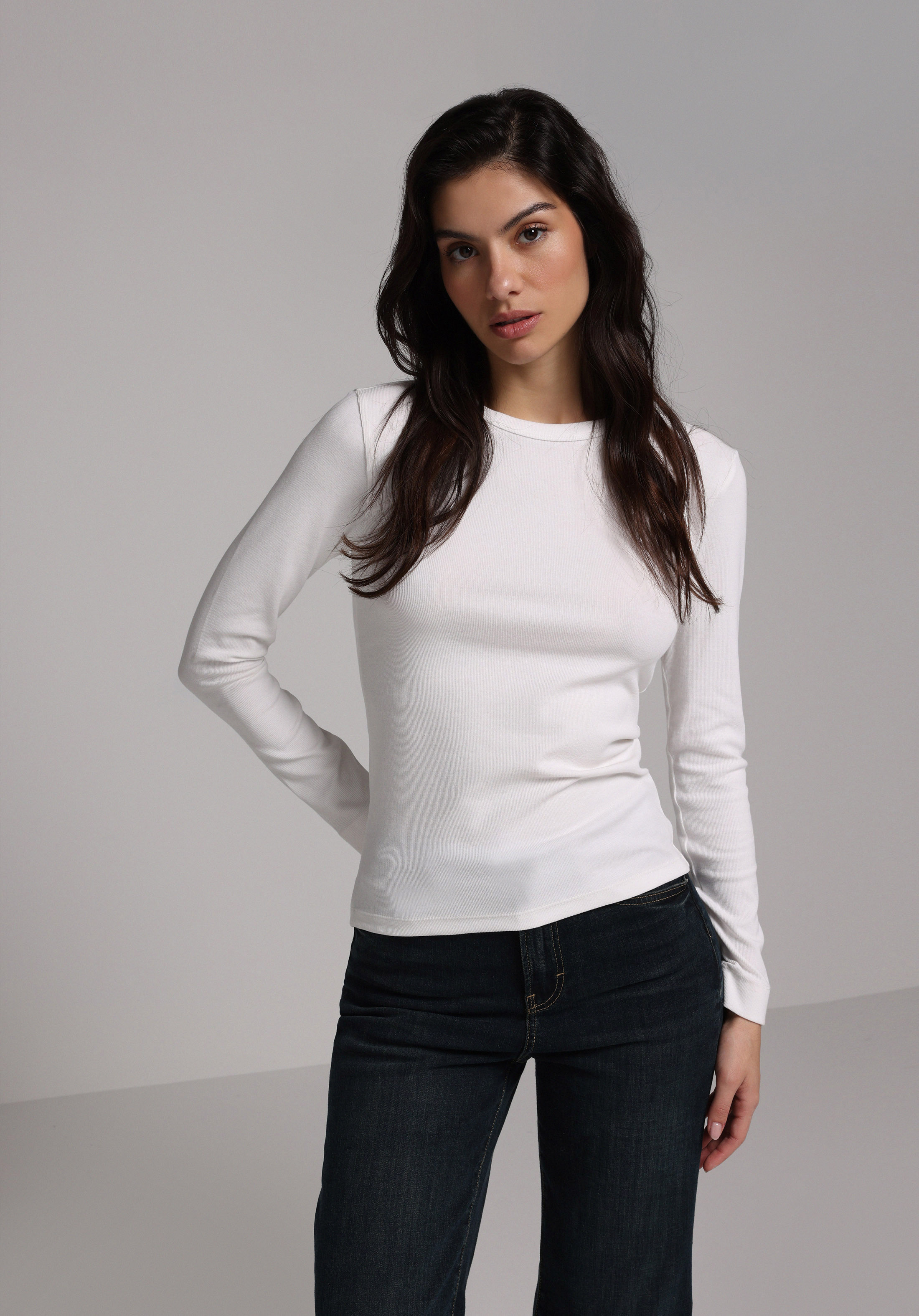 Slim Fit Yuvarlak Yaka Düz Kadın Beyaz Uzun Kol Tişört