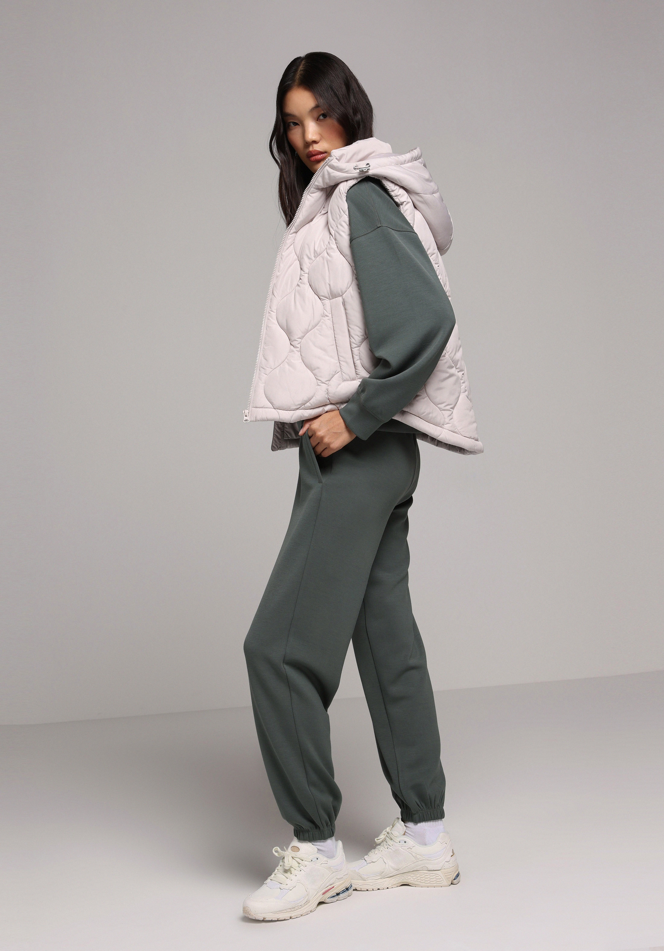 Regular Fit Kapüşonlu Fermuarlı Astarlı Suya Dayanıklı Kadın Taş Yelek