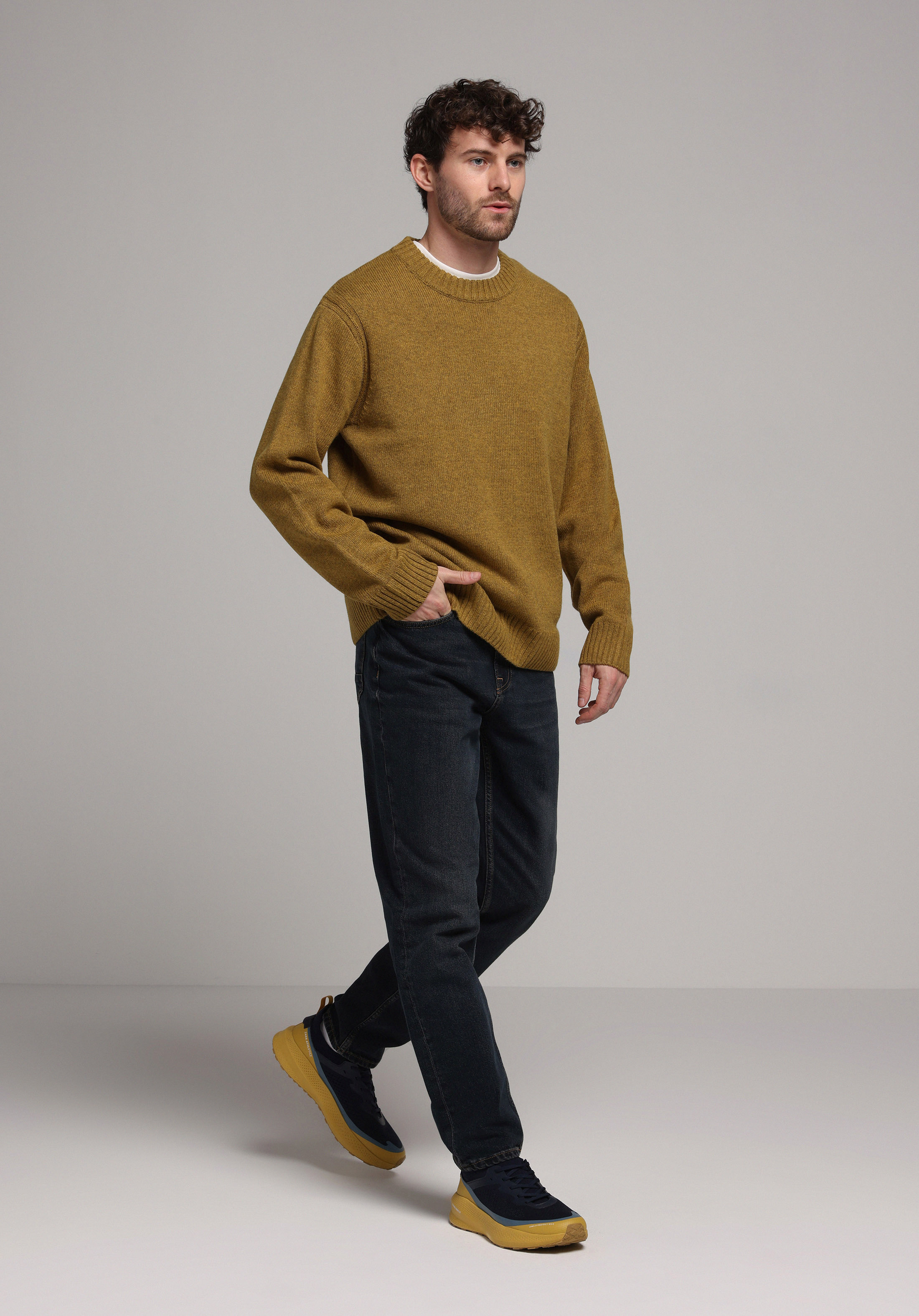 Comfort Fit Yuvarlak Yaka Jakarlı Erkek Sari Kazak