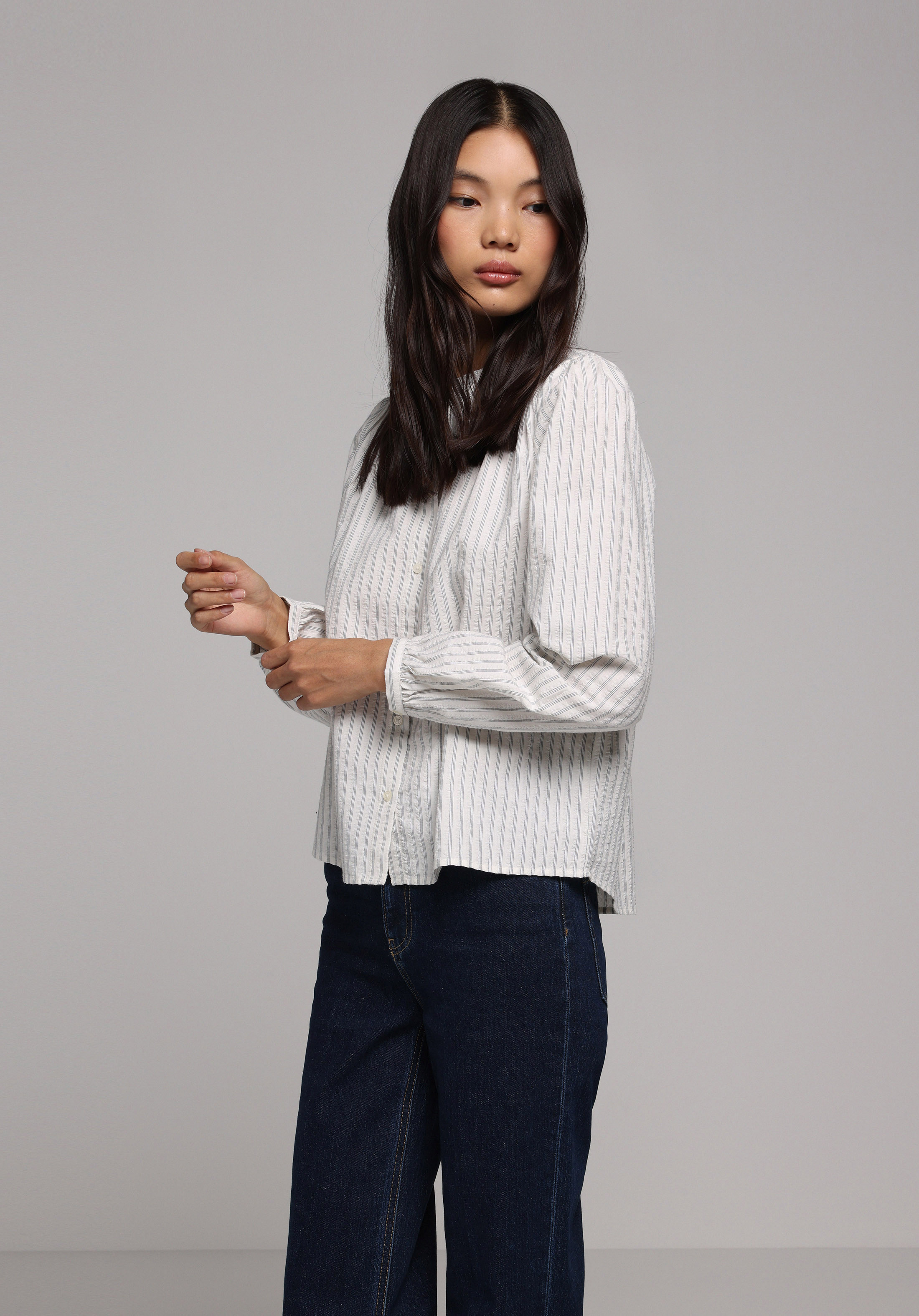 Fashion Fit Hakim Yaka Çizgili Kadın Beyaz Uzun Kol Gömlek