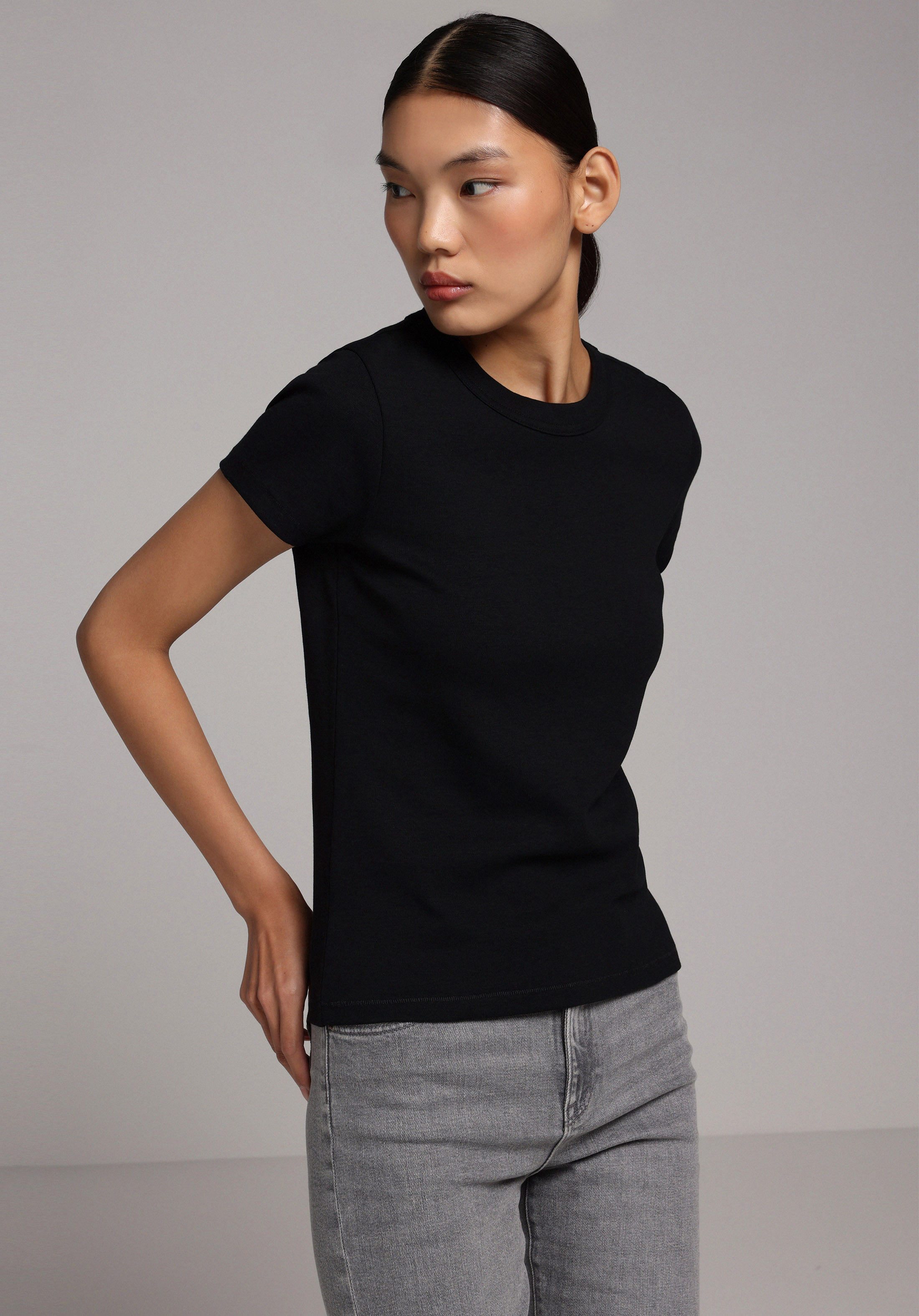 Slim Fit Yuvarlak Yaka Düz Kadın Siyah Kısa Kol Tişört