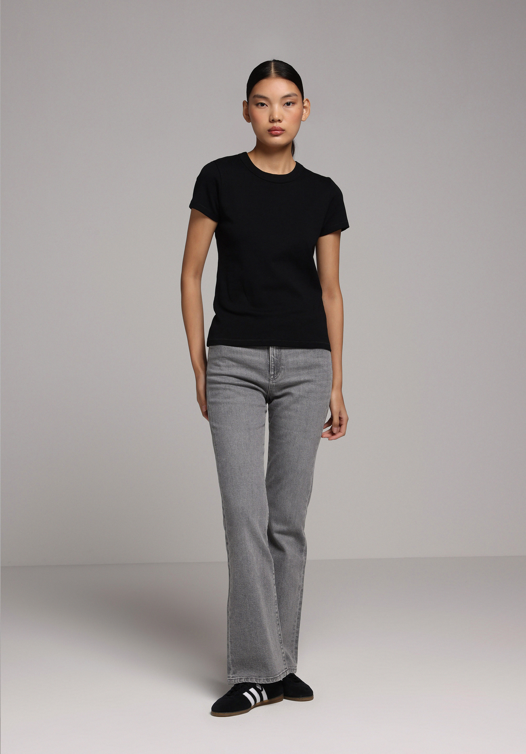 Slim Fit Yuvarlak Yaka Düz Kadın Siyah Kısa Kol Tişört