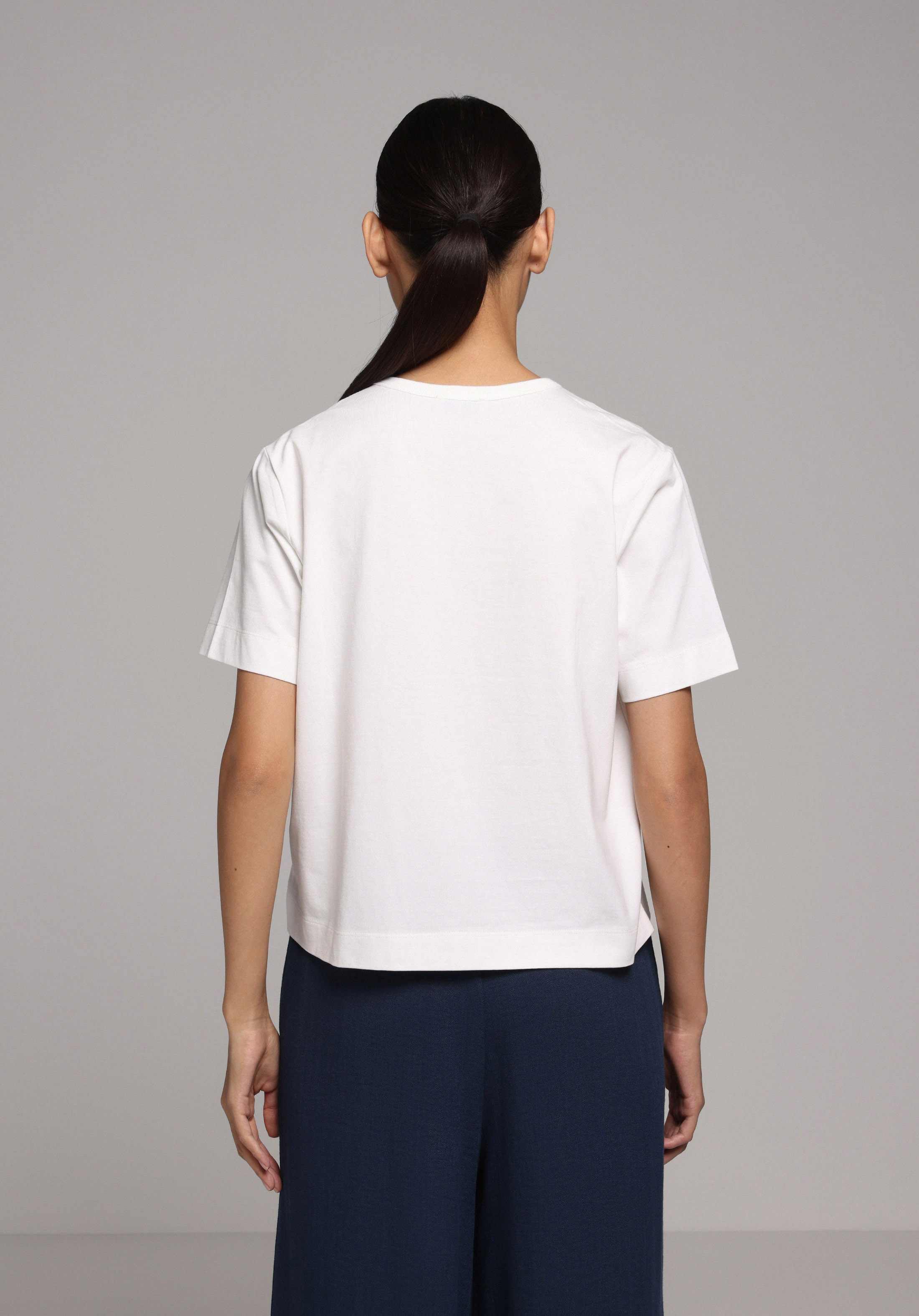 Regular Fit Yuvarlak Yaka Nakışlı Kadın Beyaz Kısa Kol Tişört