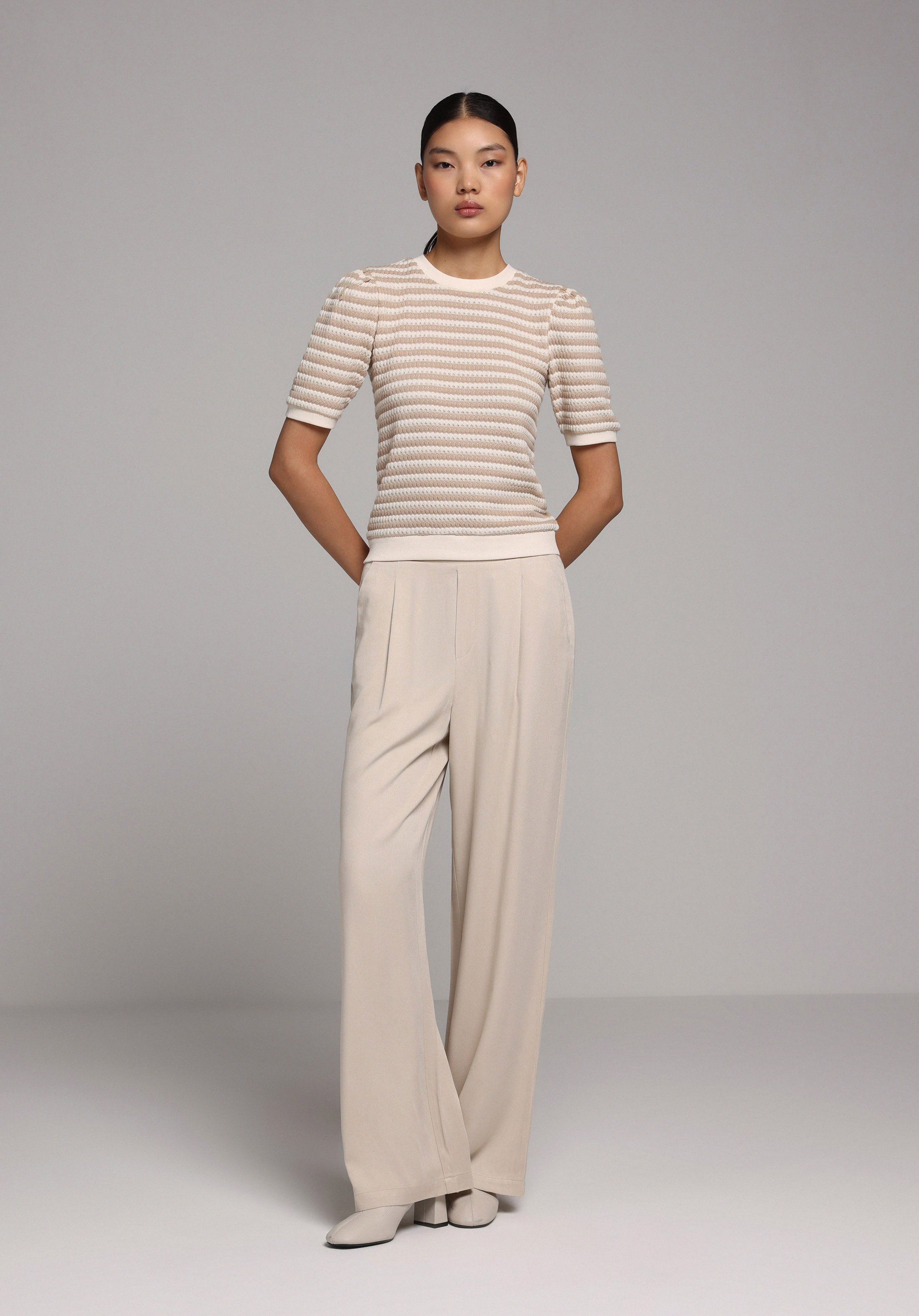 Slim Fit Yuvarlak Yaka Çizgili Kadın Bej Kısa Kol Tişört