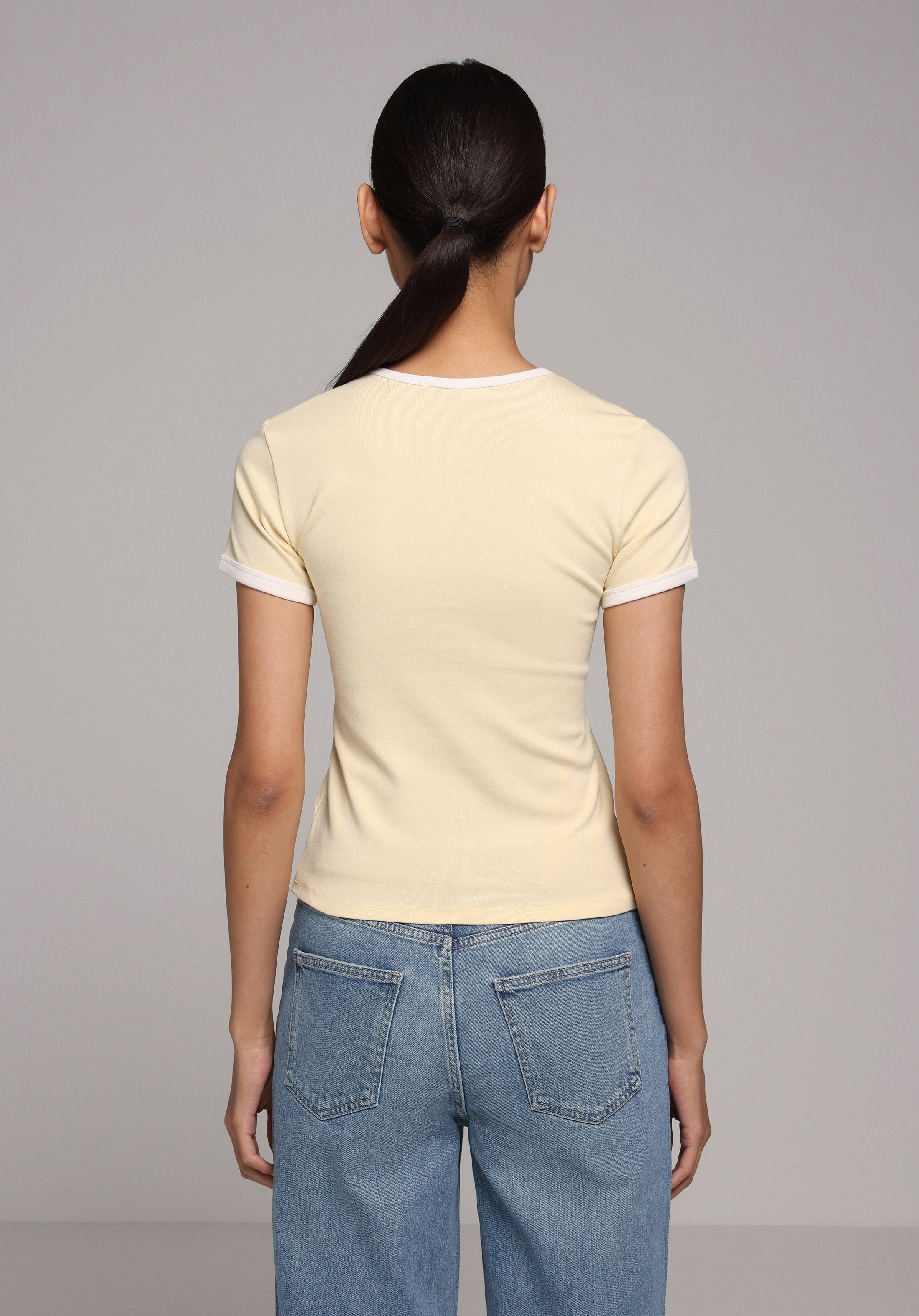 Slim Fit Yuvarlak Yaka Baskılı Kadın Sari Kısa Kol Tişört