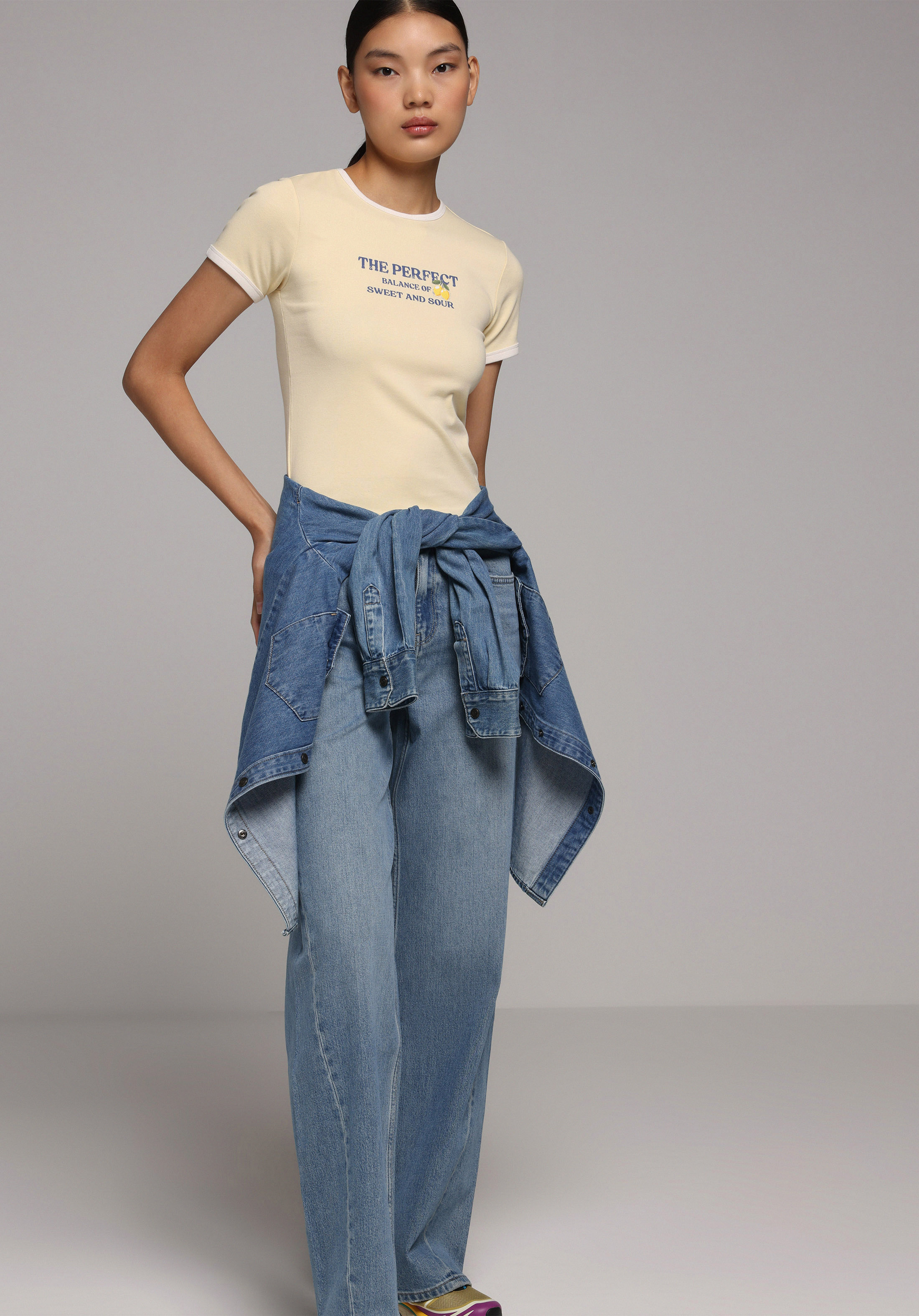 Slim Fit Yuvarlak Yaka Baskılı Kadın Sari Kısa Kol Tişört