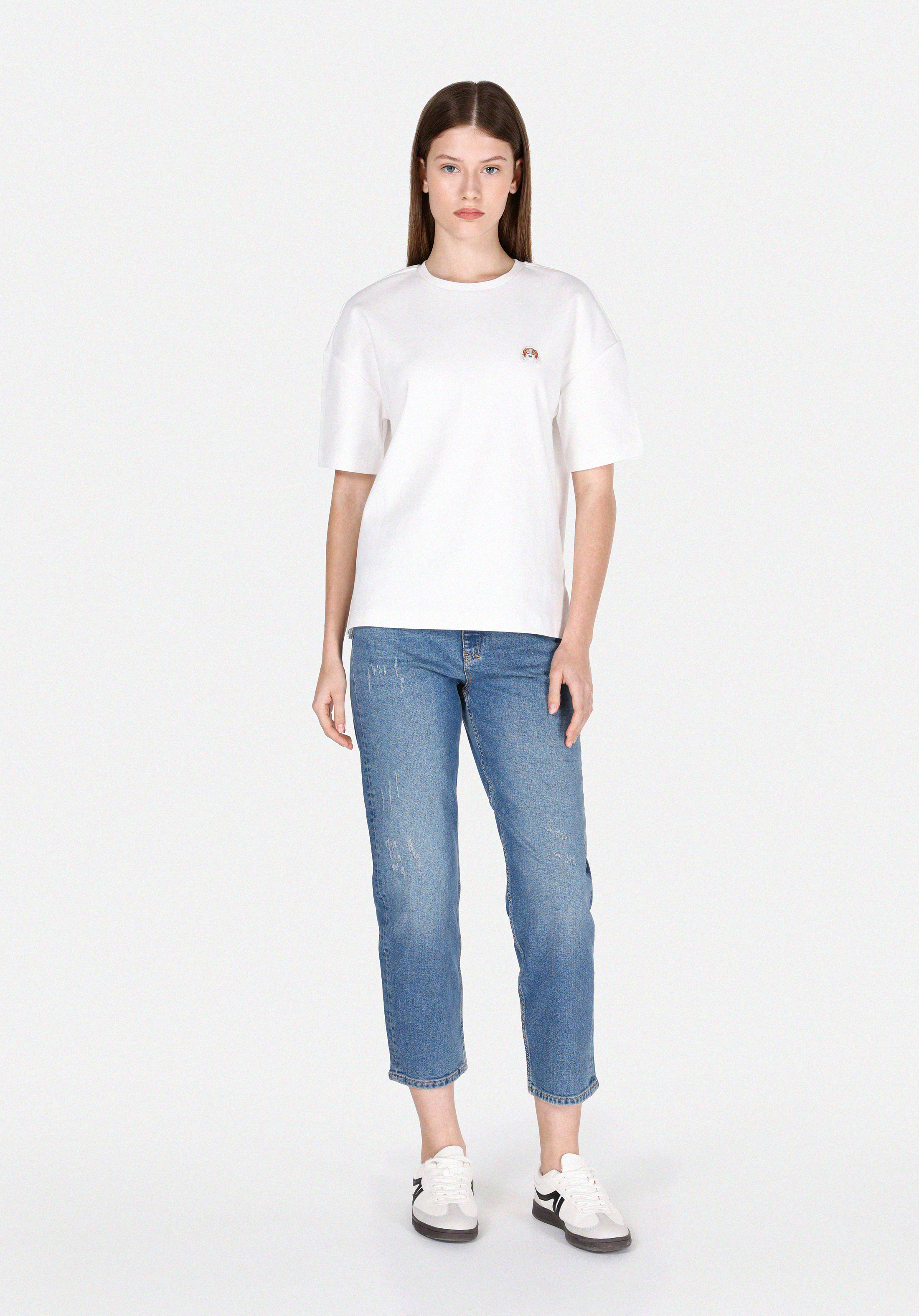 Regular Fit Yuvarlak Yaka Nakışlı Kadın Beyaz Kısa Kol Tişört