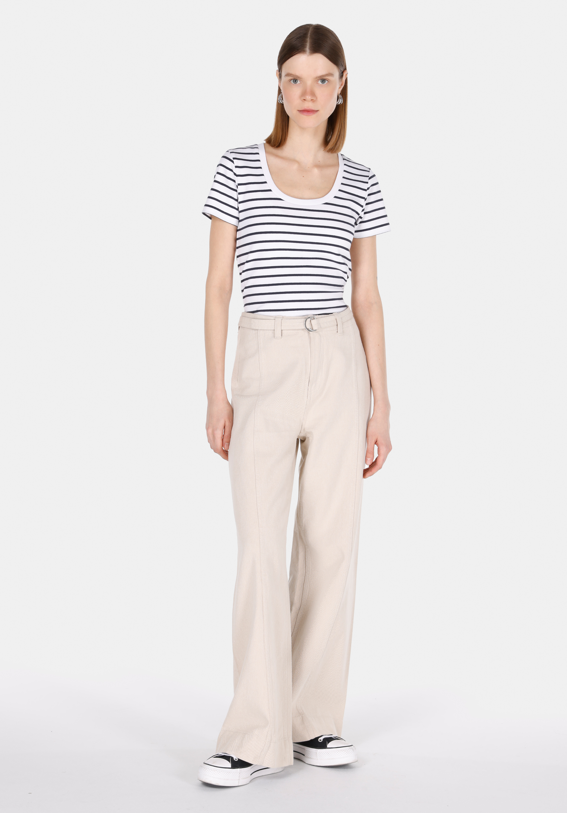 Slim Fit Kare Yaka Çizgili Kadın Beyaz Kısa Kol Tişört